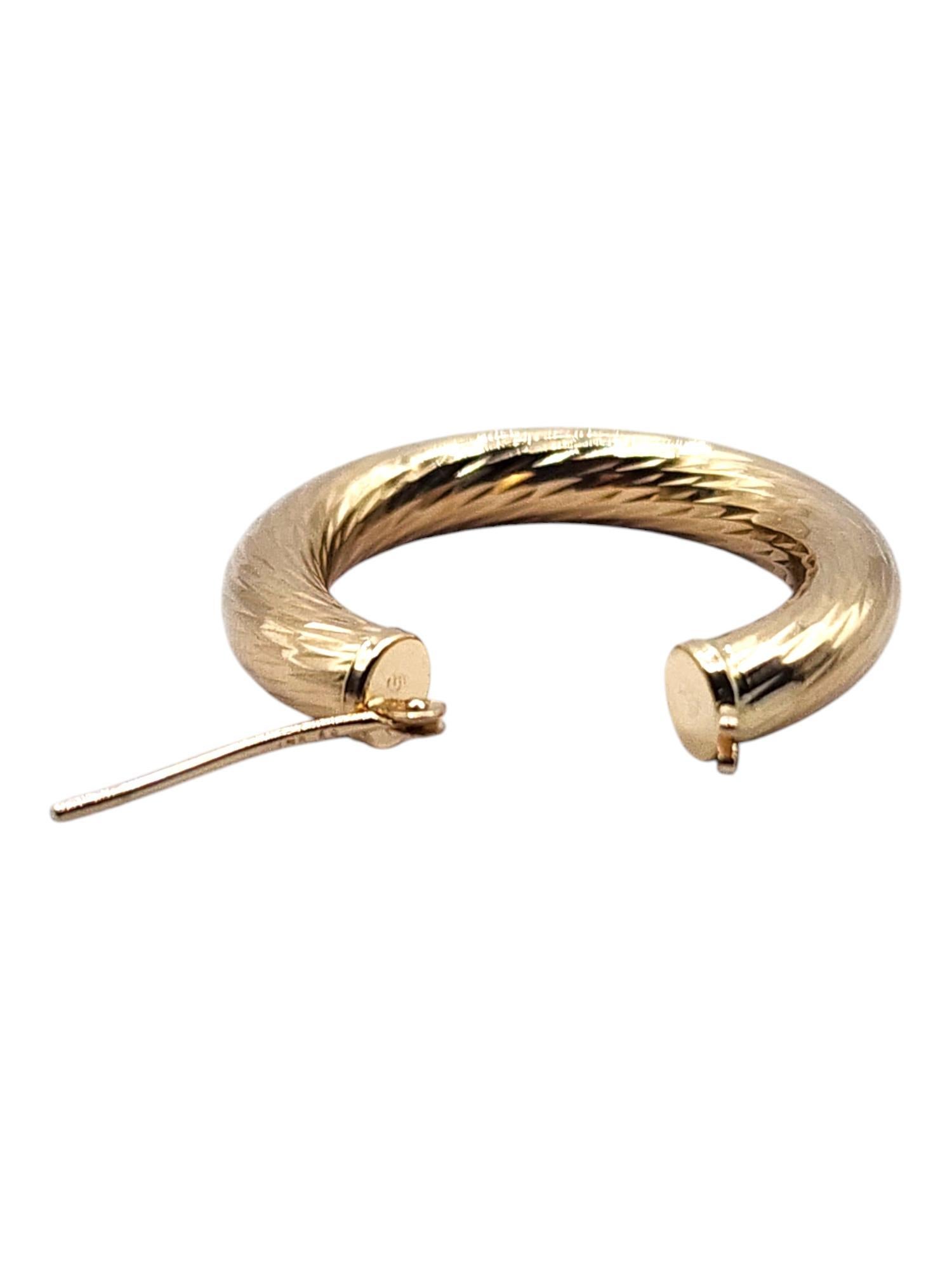 Créoles en or jaune 14 carats texturé cercle n° 20468 en vente 2