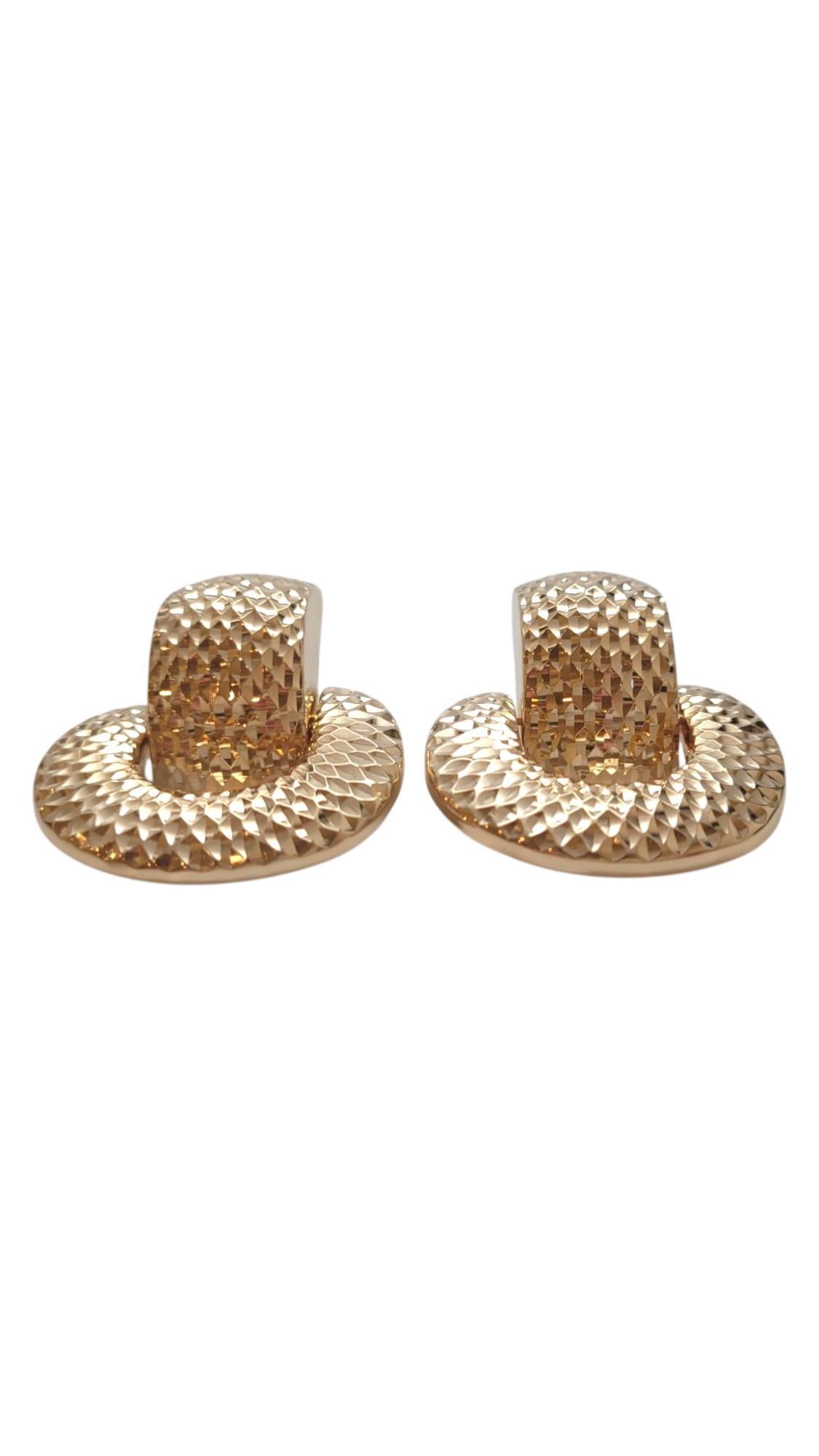 14 Karat Yellow Gold Textured Door Knocker Earrings #21939 in vendita 1