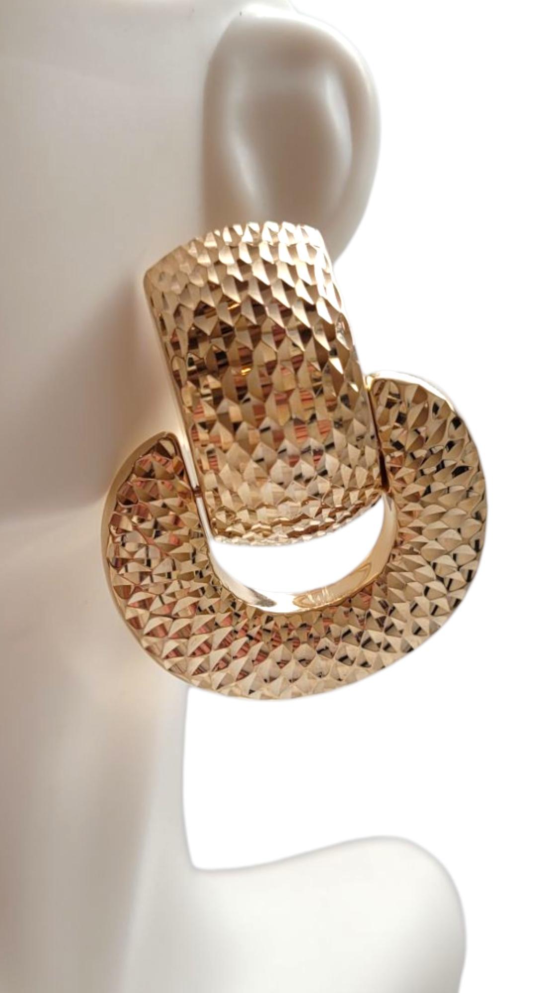 14 Karat Yellow Gold Textured Door Knocker Earrings #21939 in vendita 5