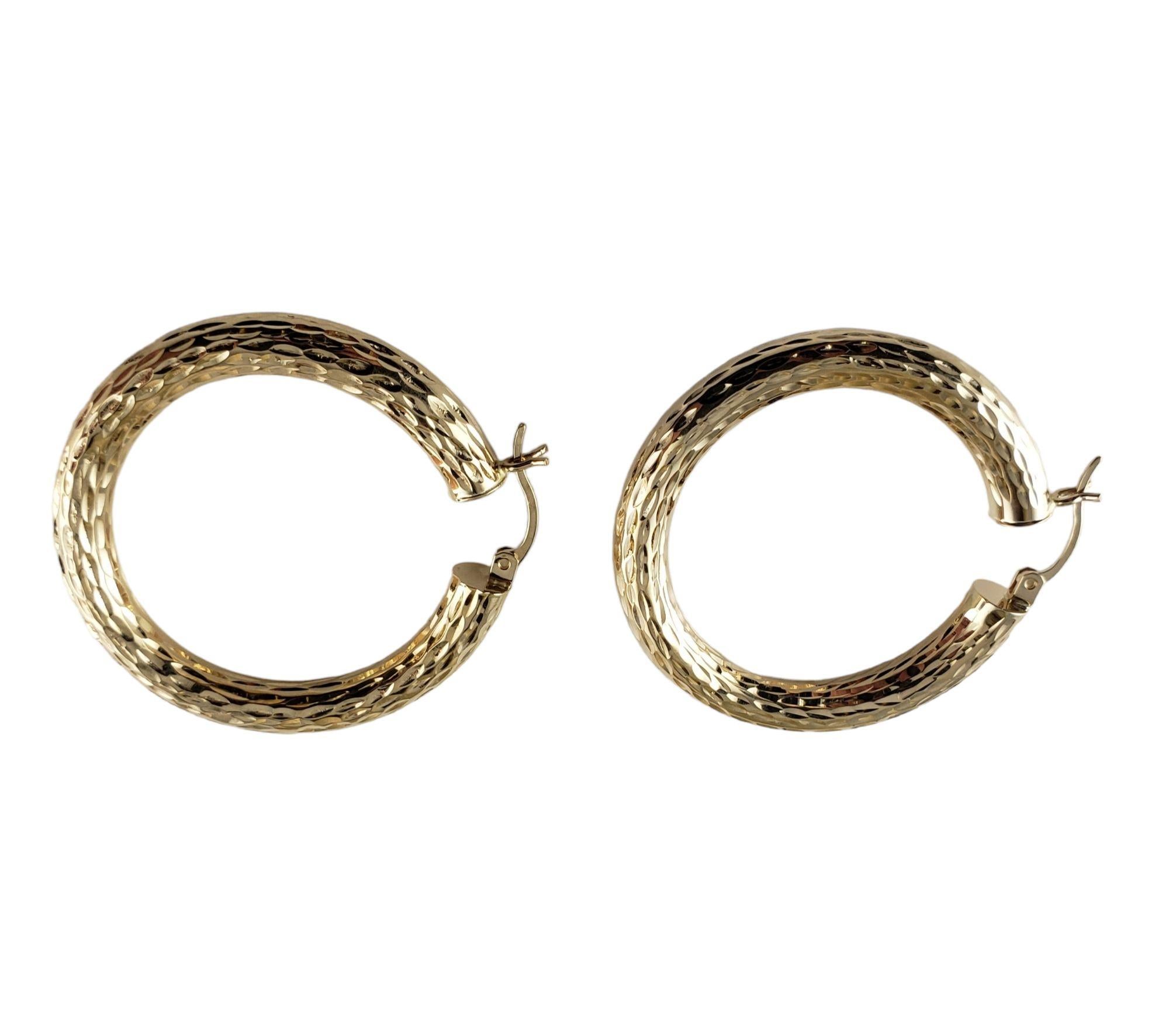 14 Karat Yellow Gold Textured Hoop Earrings #14154 In Good Condition For Sale In Washington Depot, CT