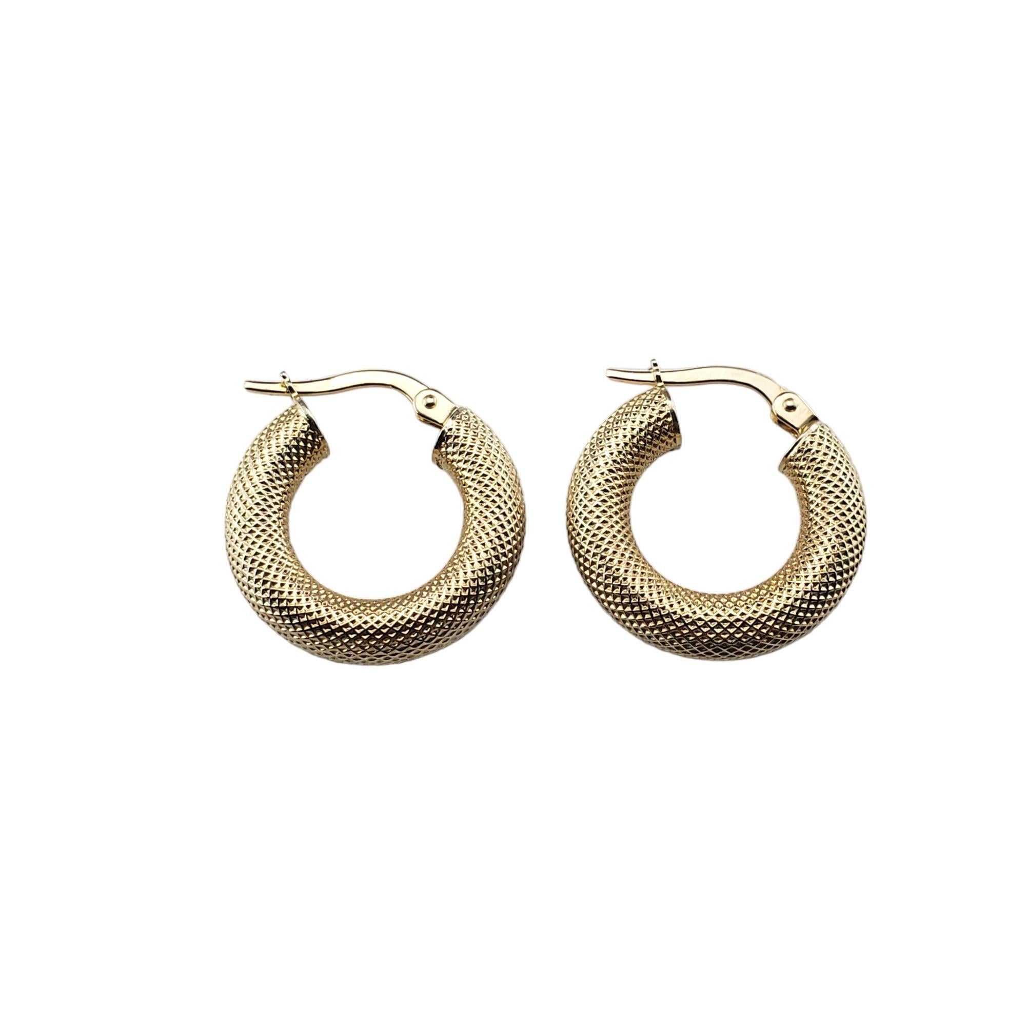 Vintage 14K Yellow Gold Textured Hoop Earrings-

These elegant hoop earrings are crafted in meticulously detailed 14K yellow gold.  Width: 4 mm.

Size: 19 mm

Stamped: 14K Italy

Weight: 2.6 gr./ 1.6 dwt.

Very good condition, professionally
