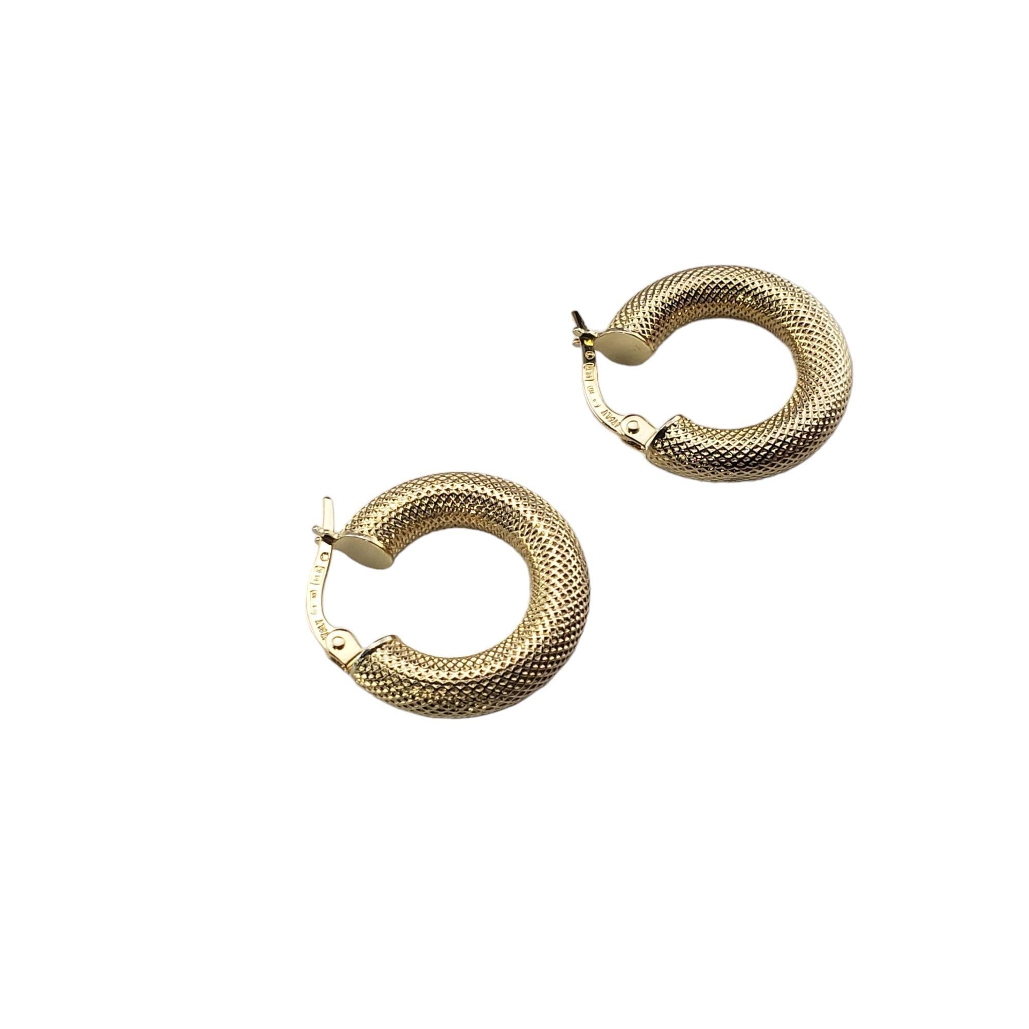 14 Karat Yellow Gold Textured Hoop Earrings #16030 In Good Condition For Sale In Washington Depot, CT