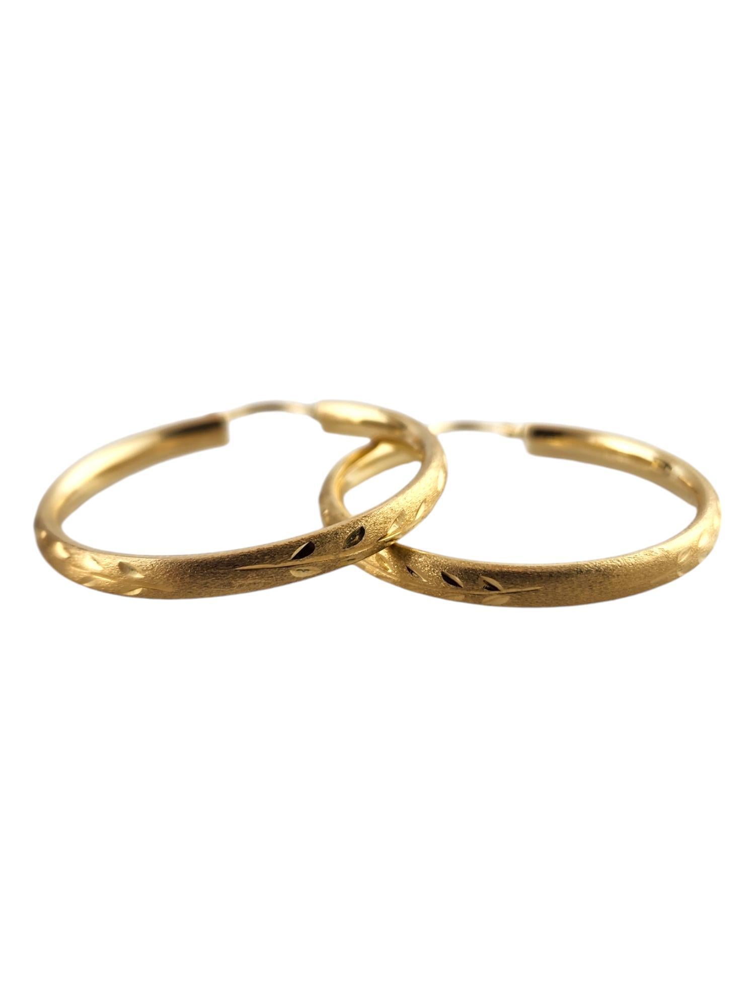 14 Karat Yellow Gold Textured Hoop Earrings

This gorgeous set of circle hoop earrings were crafted from 14K yellow gold with a beautiful textured finish!

Diameter: 30.72mm
Width: 3.14mm

Weight: 1.8 dwt/ 2.9 g

Hallmark: 14K

Very good condition,