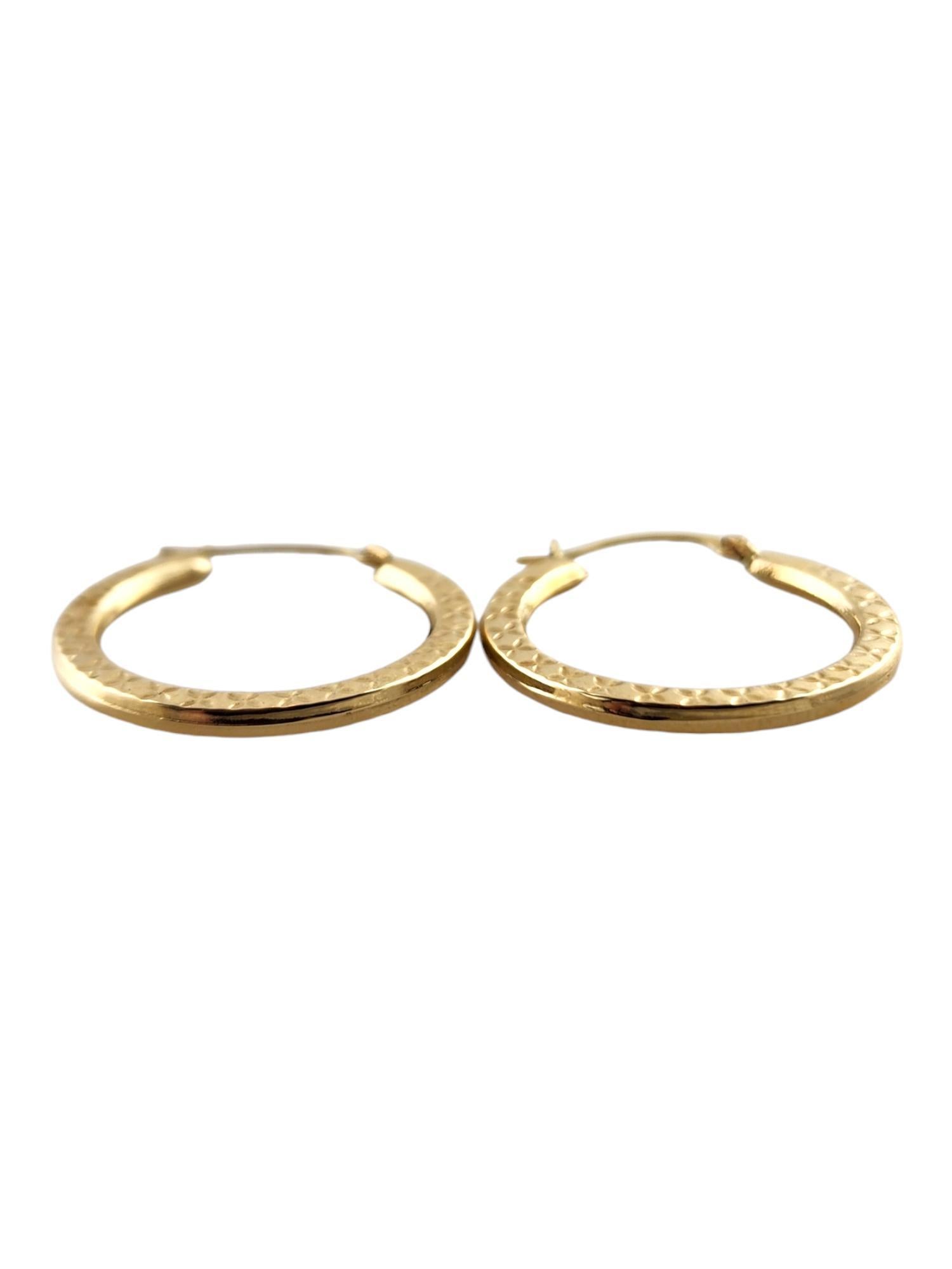 Créoles texturées en or jaune 14 carats

Ce magnifique ensemble d'anneaux circulaires en or jaune 14 carats présente une belle finition texturée !

Diamètre : 22,0 mm
Largeur : 1,75 mm

Poids : 0,71 g/ 0,46 dwt

Poinçon : R 14K

Très bon état,