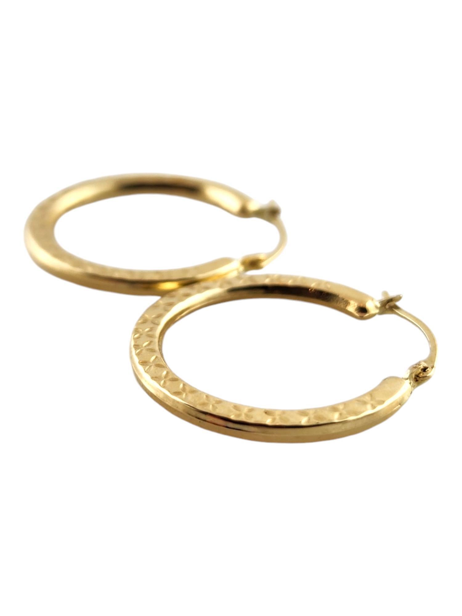 Créoles texturée en or jaune 14 carats n° 19148 Pour femmes en vente