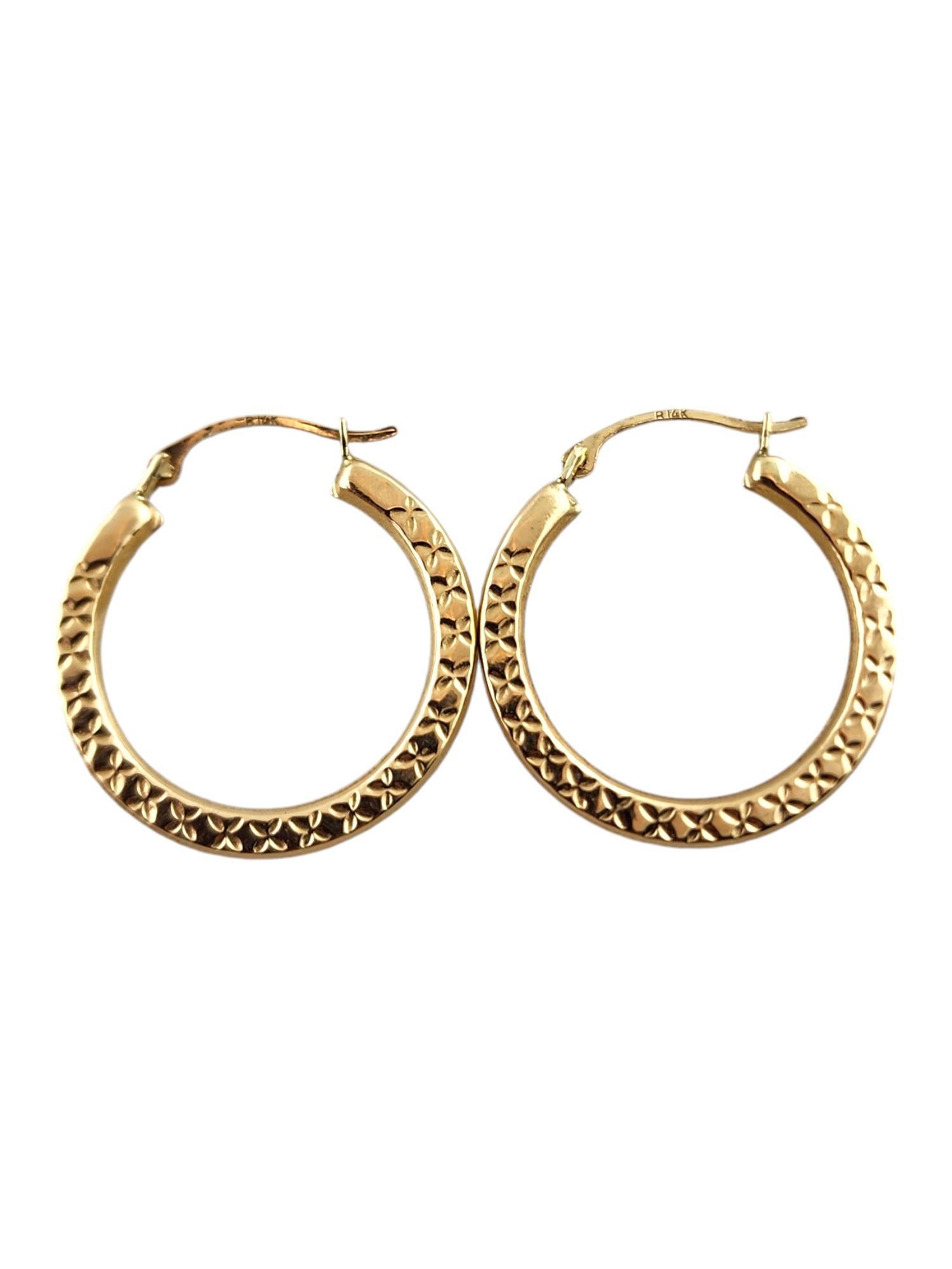 Créoles texturée en or jaune 14 carats n° 19148 en vente 1