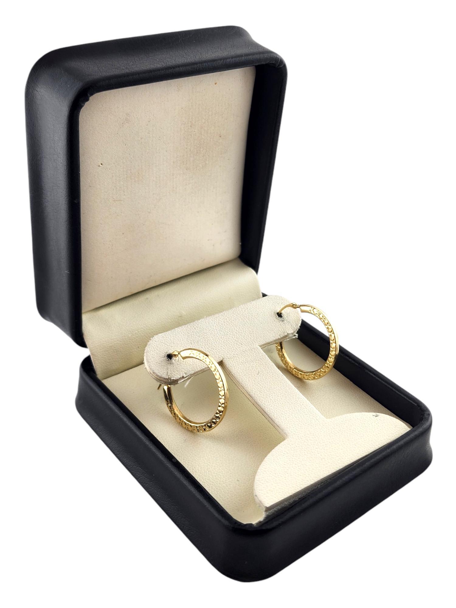 Créoles texturée en or jaune 14 carats n° 19148 en vente 4