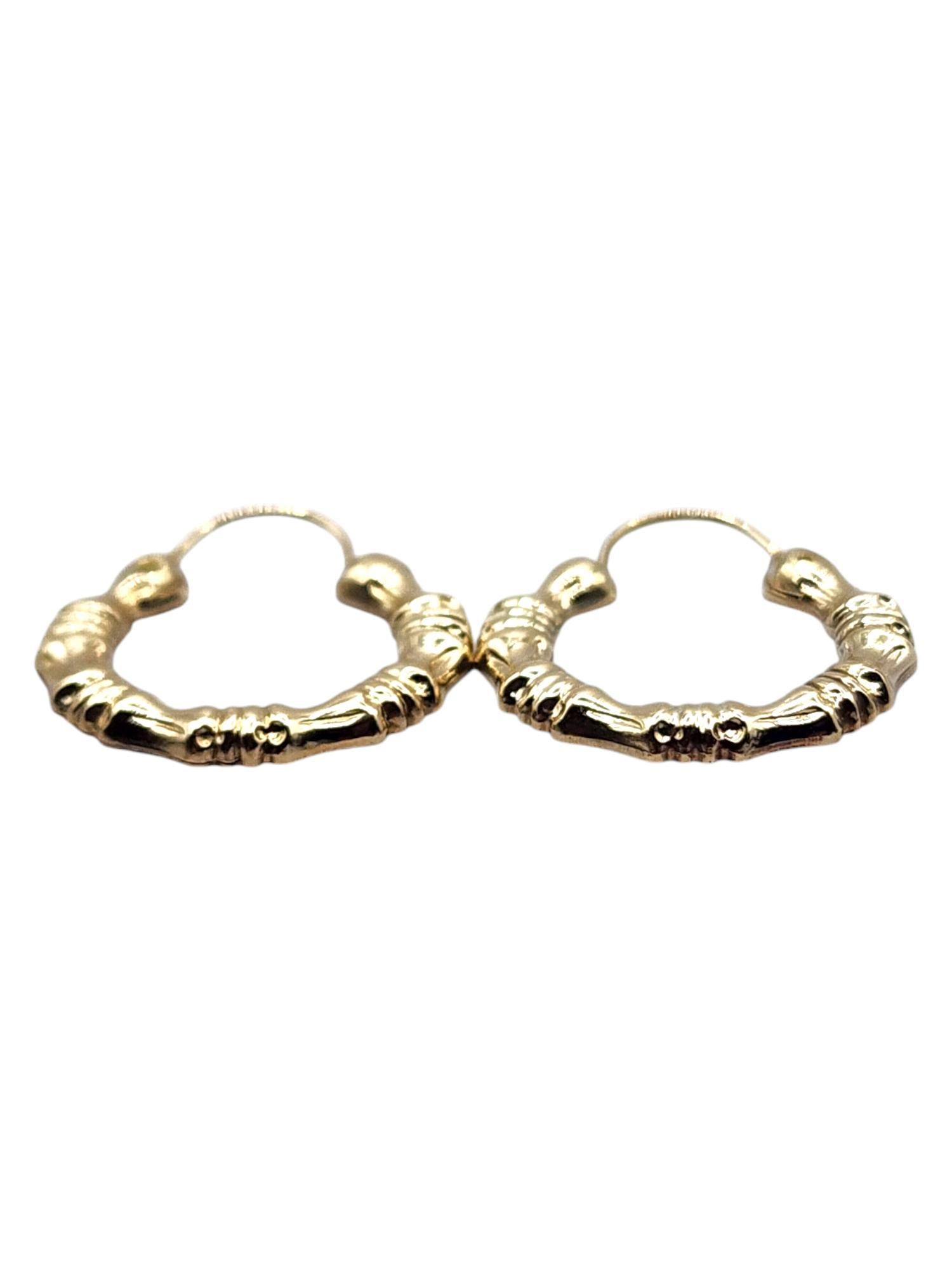 14 Karat Yellow Gold Hoop Earrings

These beautiful hoop earrings were crafted from 14K yellow gold with a beautiful design on one side and flattened on the other side!

Size: 21.57mm X 19.50mm X 1.81mm

Weight: 17.38 g/ 1.18 dwt

Hallmark: