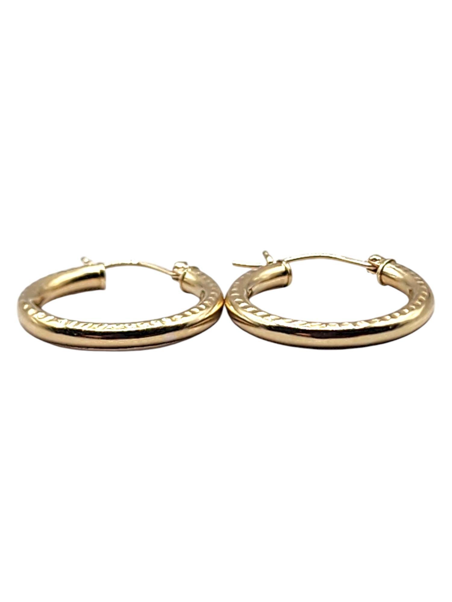 Créoles texturées en or jaune 14 carats

Ces magnifiques boucles d'oreilles circulaires ont été fabriquées en or jaune 14 carats avec de superbes détails qui seront du plus bel effet sur n'importe qui !

Taille : 20.52mm X 19.65mm X 2.63mm

Poids :