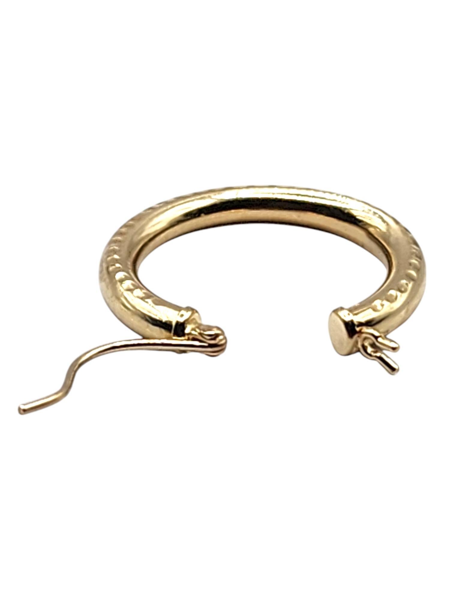 Créoles texturée en or jaune 14 carats n° 20479 en vente 1