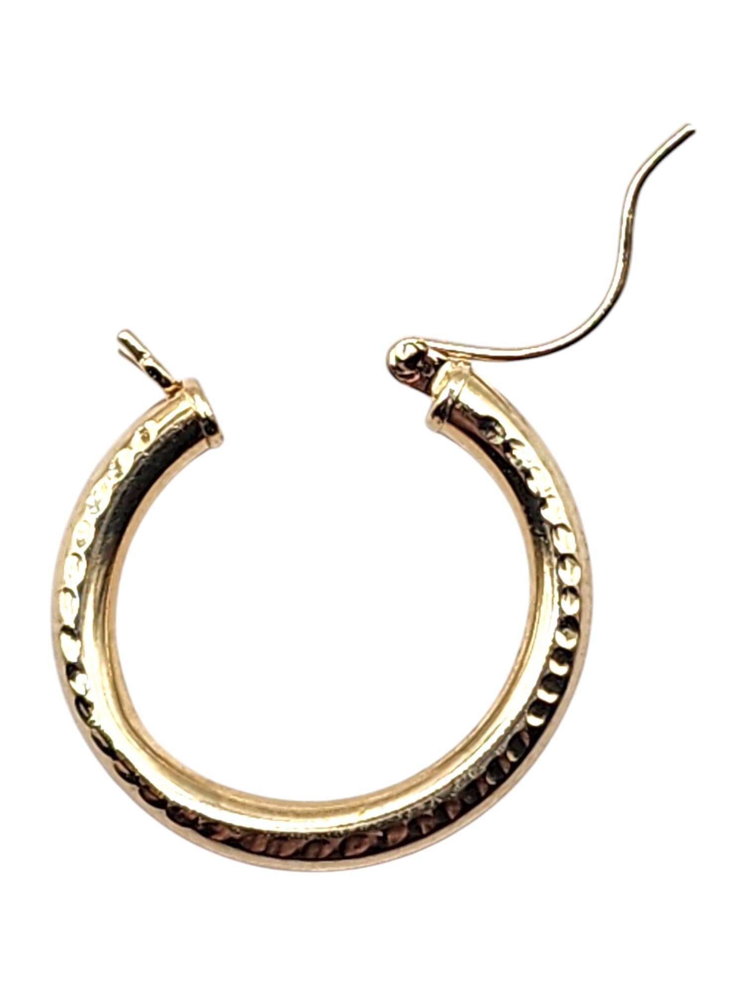 Créoles texturée en or jaune 14 carats n° 20479 en vente 2