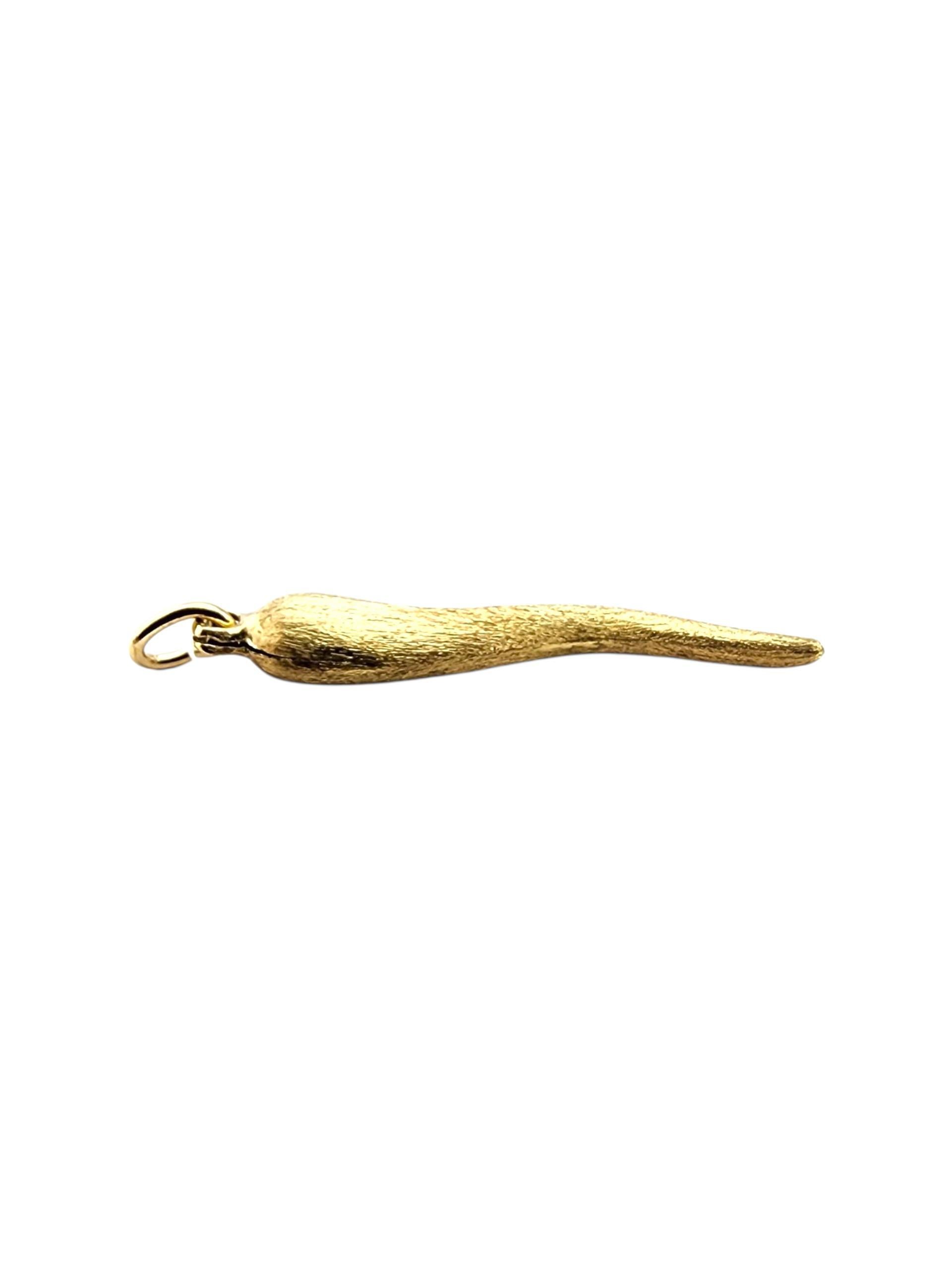 Ciondolo in oro giallo 14 carati con texture in Horn #23162 In condizioni buone in vendita a Washington Depot, CT