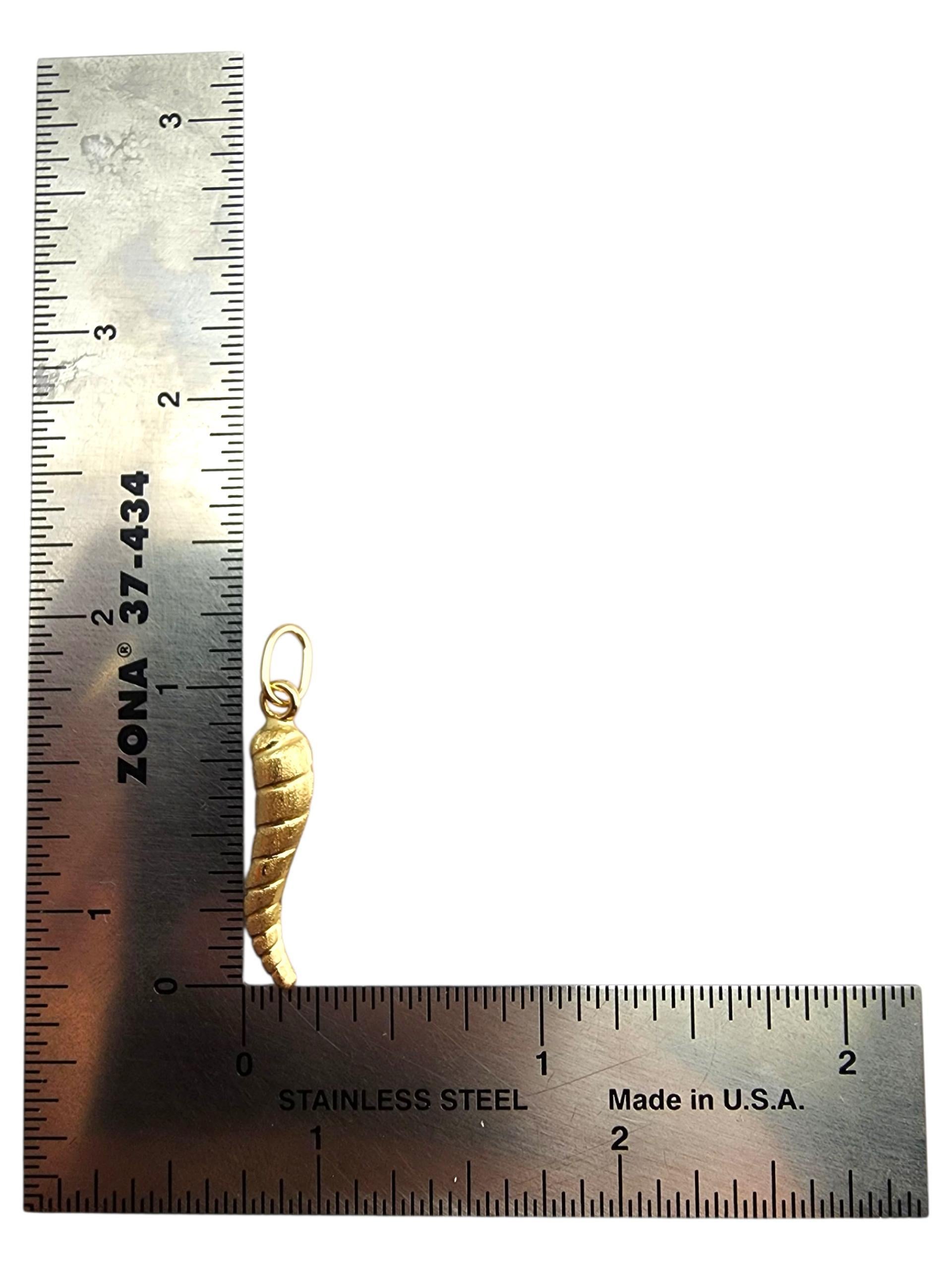 Colgante de cuerno italiano con textura de oro amarillo de 14 quilates #23920 en venta 3