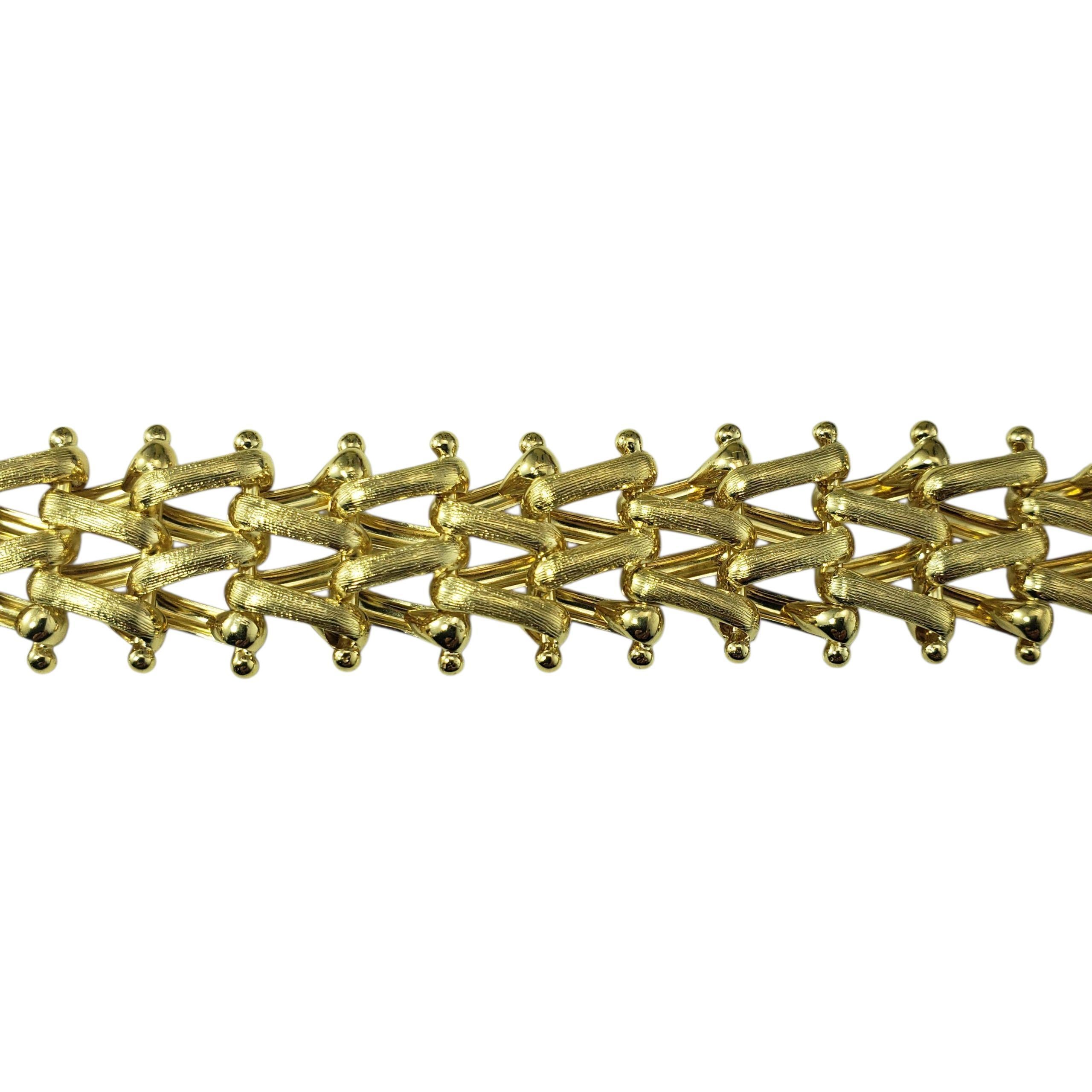 Pulsera de eslabones texturizados de oro amarillo de 14 quilates

Llamativa y sustancial, esta elegante pulsera está elaborada en oro amarillo de 14 quilates y presenta un intrincado diseño de celosía abierta compuesto por eslabones texturizados