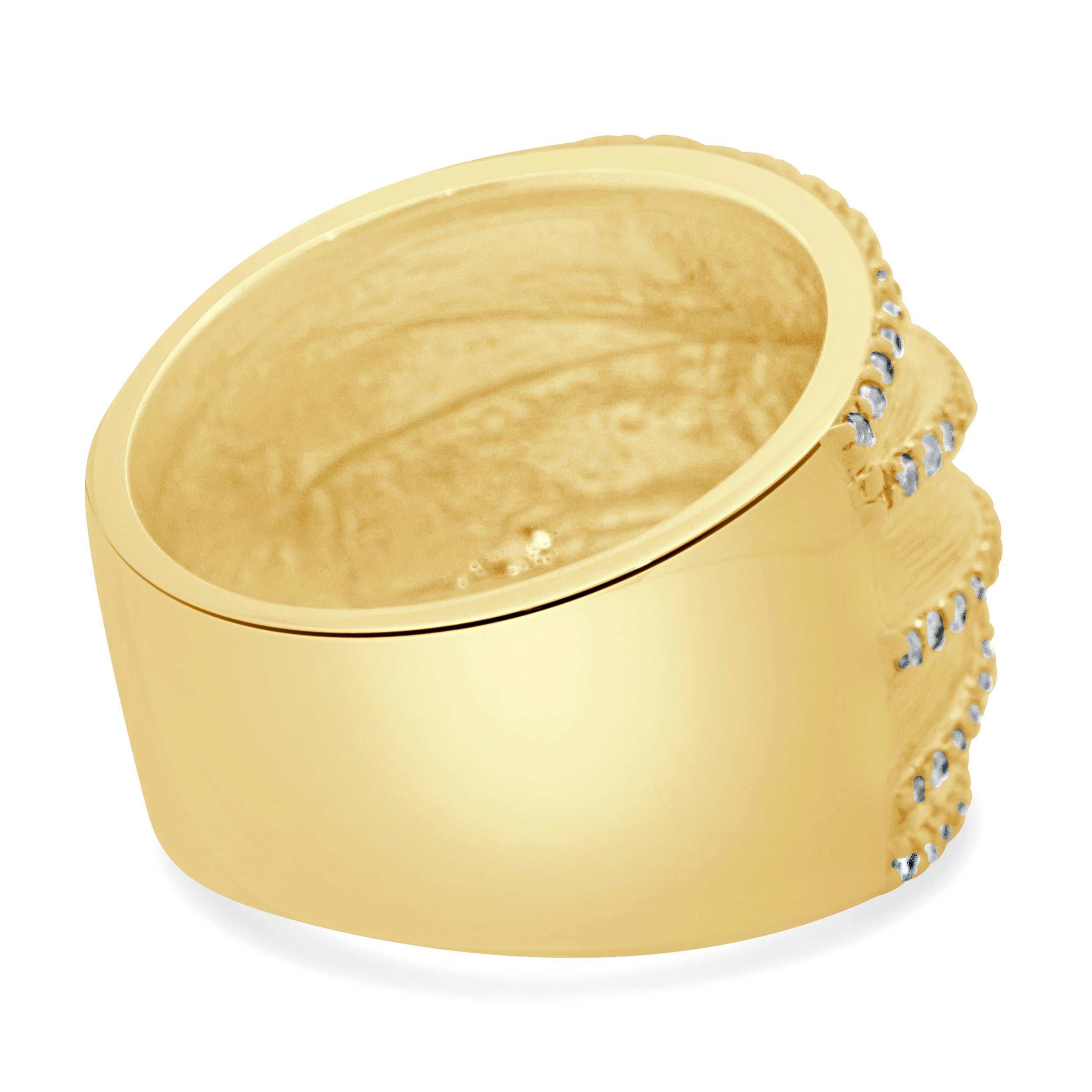 Bague croisée en or jaune 14 carats texturée avec larges diamants Excellent état - En vente à Scottsdale, AZ