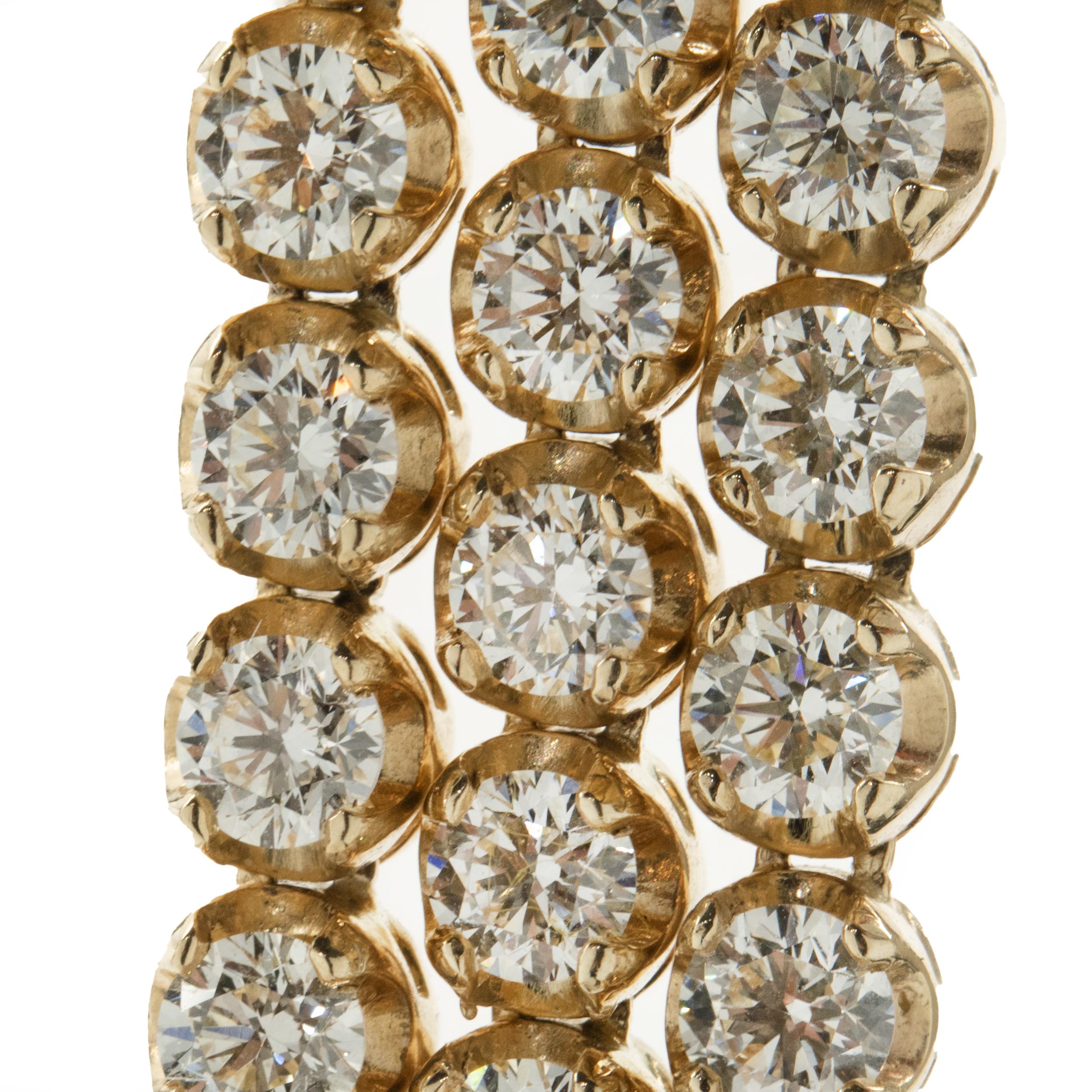 14 Karat Gelbgold Dreireihige Diamant-Tennis-Halskette (Rundschliff) im Angebot