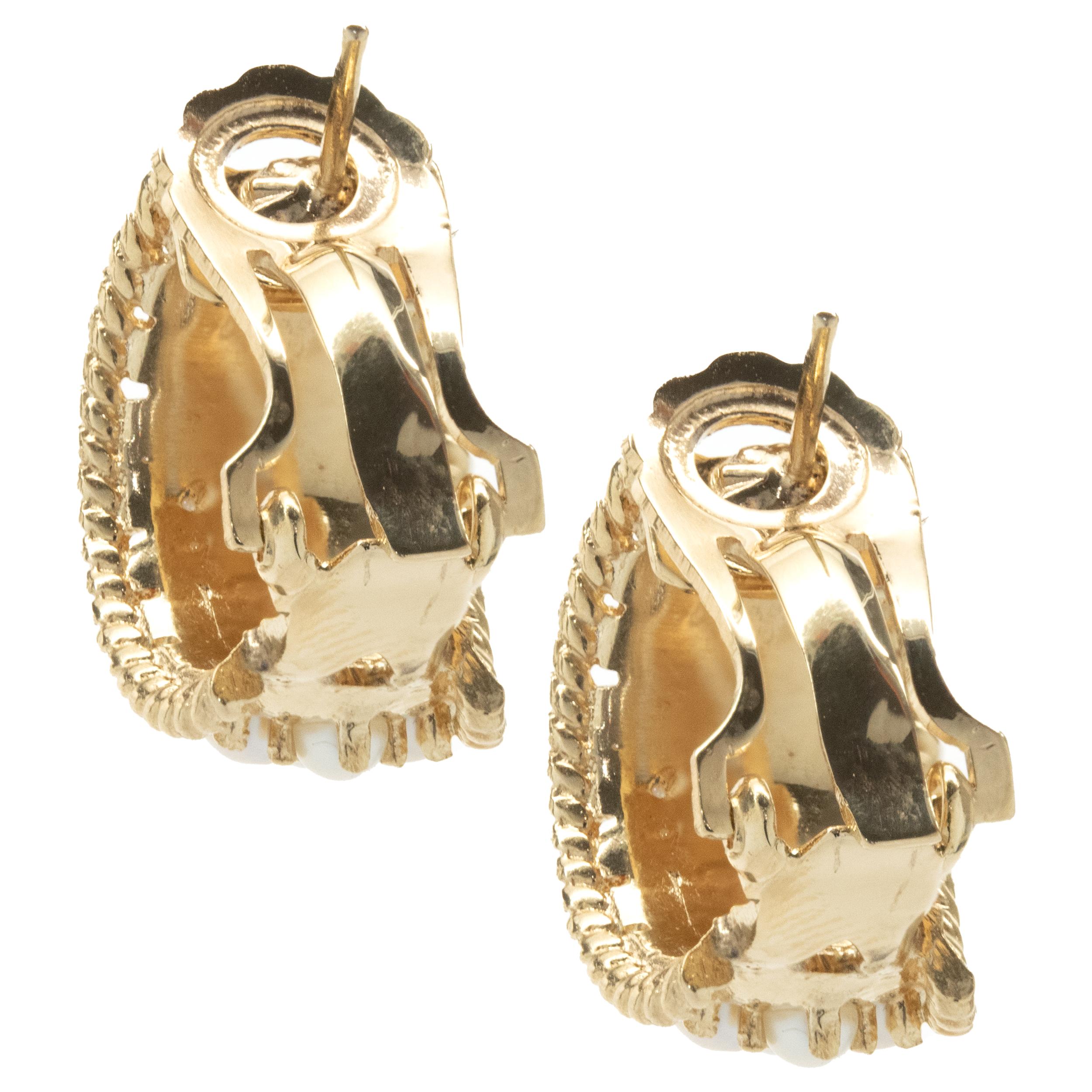 Designer: individuell gestaltet
MATERIAL: 14K Gelbgold
Verschlüsse: Pfosten mit Omega-Rücken 
Abmessungen: Ohrringe messen 19.50 mm in der Länge
Gewicht: 11,34 Gramm