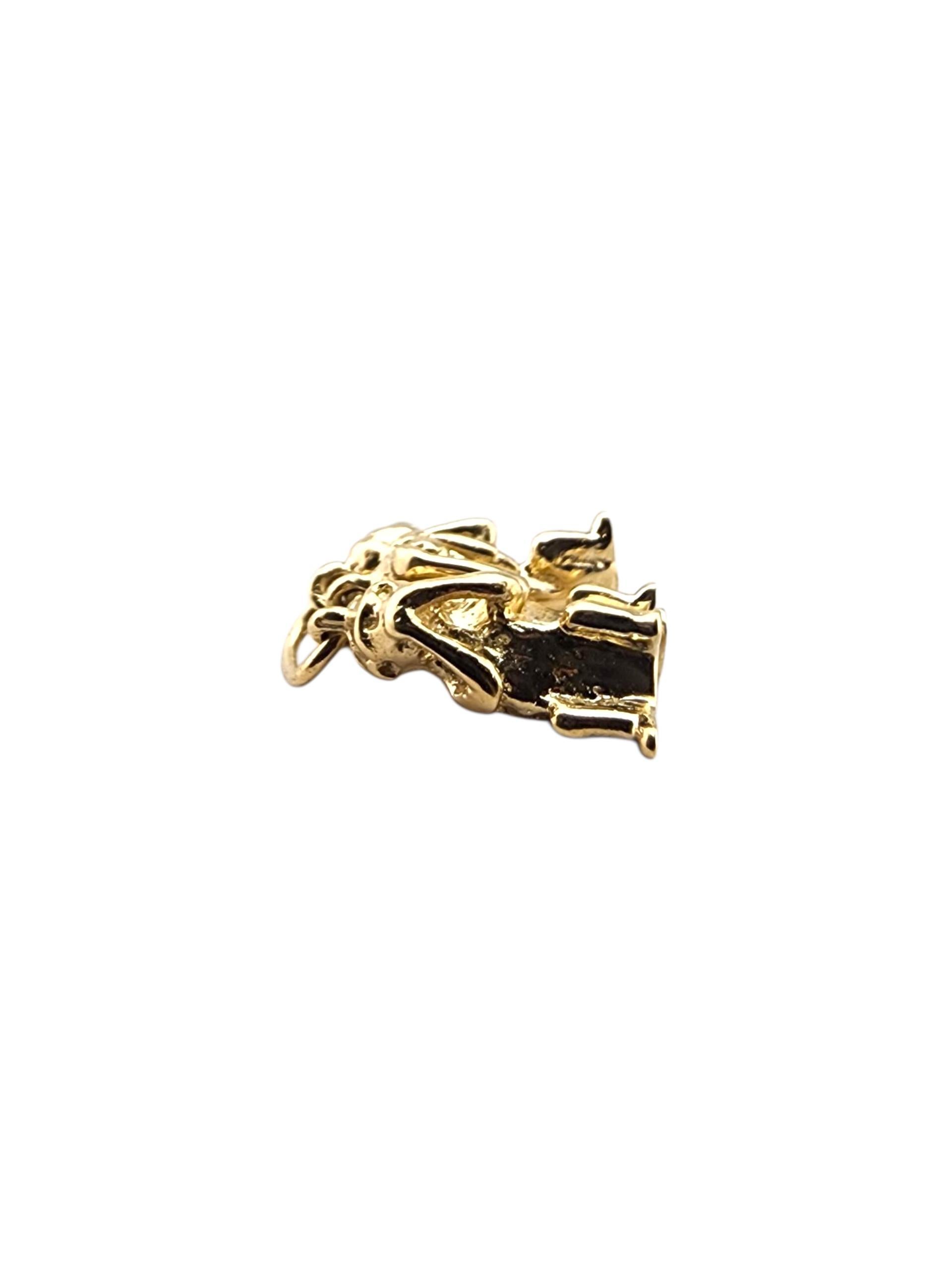 Donna Charm in oro giallo 14 carati con tre scimmie sagge 