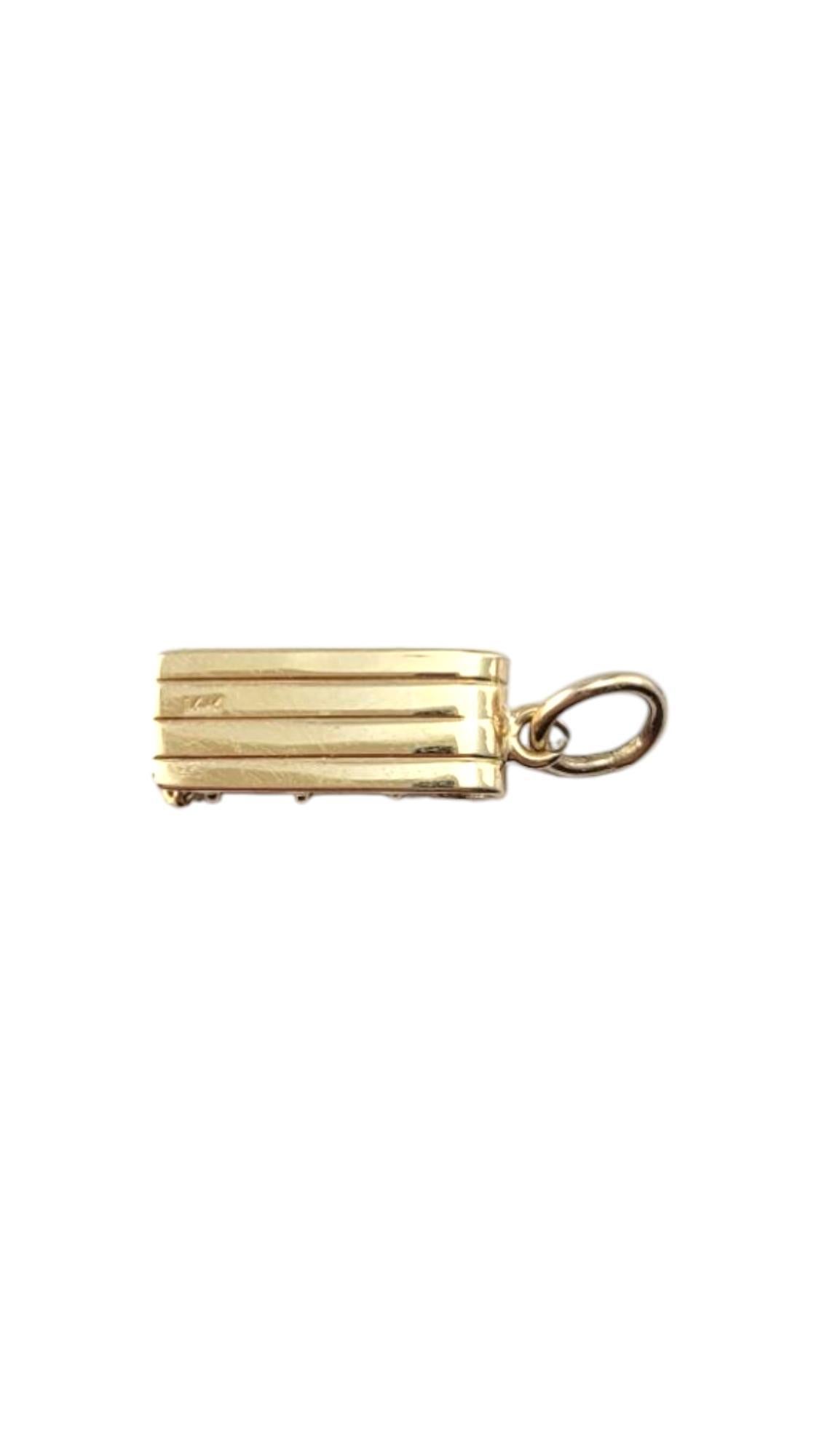 Charm per slitta in oro giallo 14K

Ciondolo slitta in oro giallo 14K - Questo affascinante ciondolo, sapientemente realizzato in oro giallo 14K, presenta un disegno dettagliato e stravagante di una slitta. Perfetto per chi ama le avventure