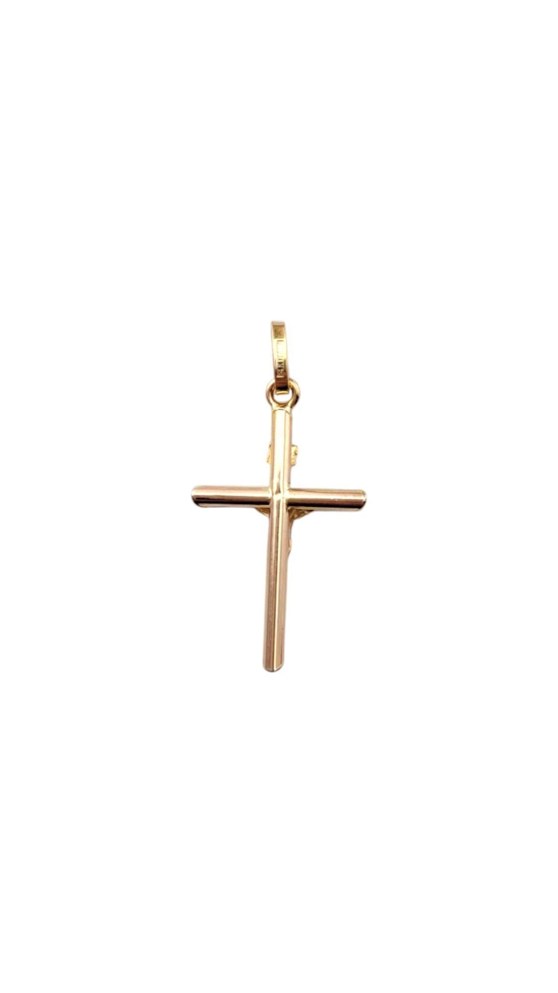 Crucifix creux en or jaune 14k pour cure-dents-

Ce pendentif crucifix en forme de cure-dent creux en or jaune 14k présente un design épuré et minimaliste avec une structure subtile et légère. Son artisanat raffiné offre un symbole de foi