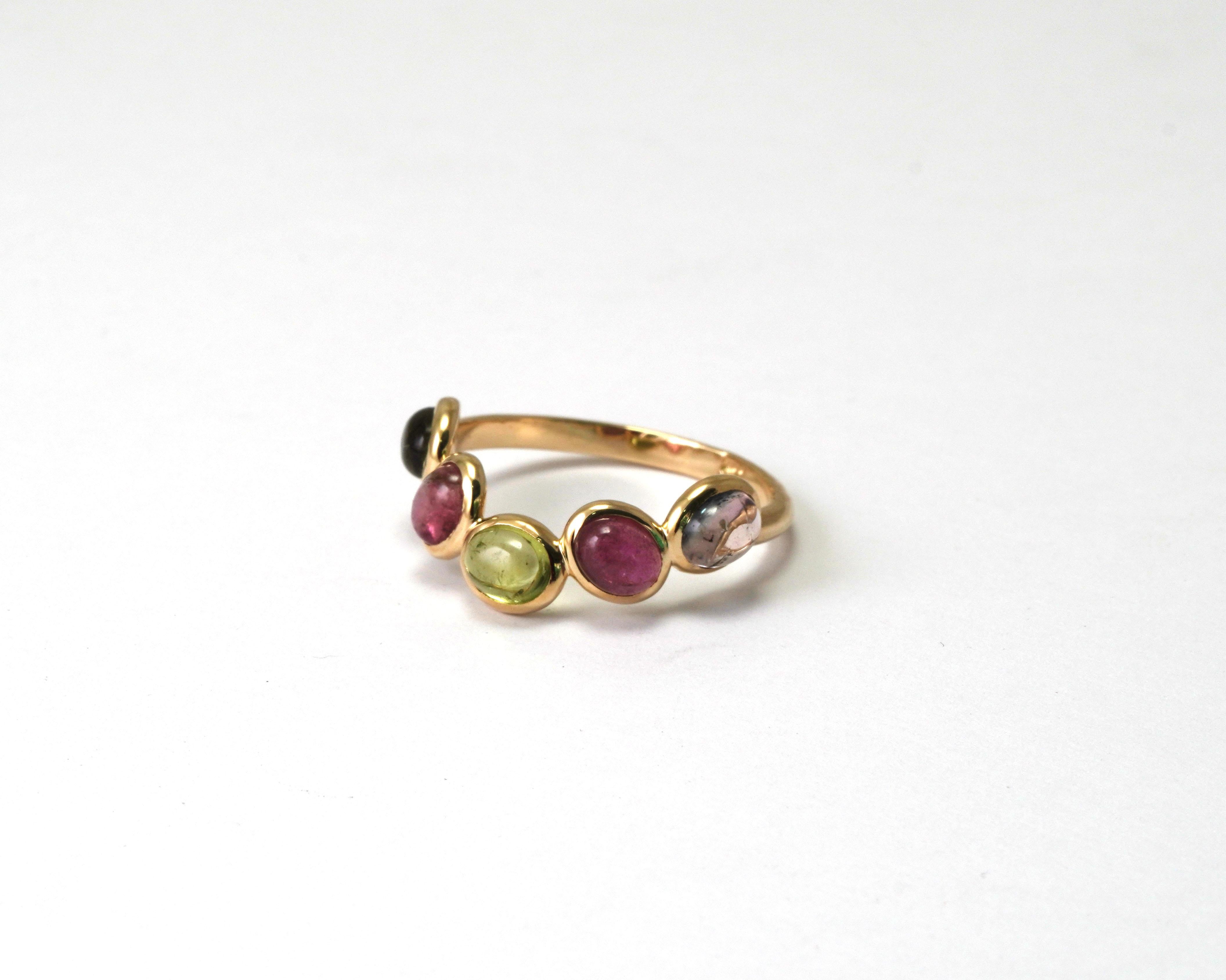 Anillo de Oro Amarillo de 14 kt con Turmalina Multicolor 
Color dorado: Amarillo
Talla del anillo: 6 3/4 US
Peso total: 2.01 gramos

Set con:
- Turmalina
Talla: Cabujón
Color: Multicolor
