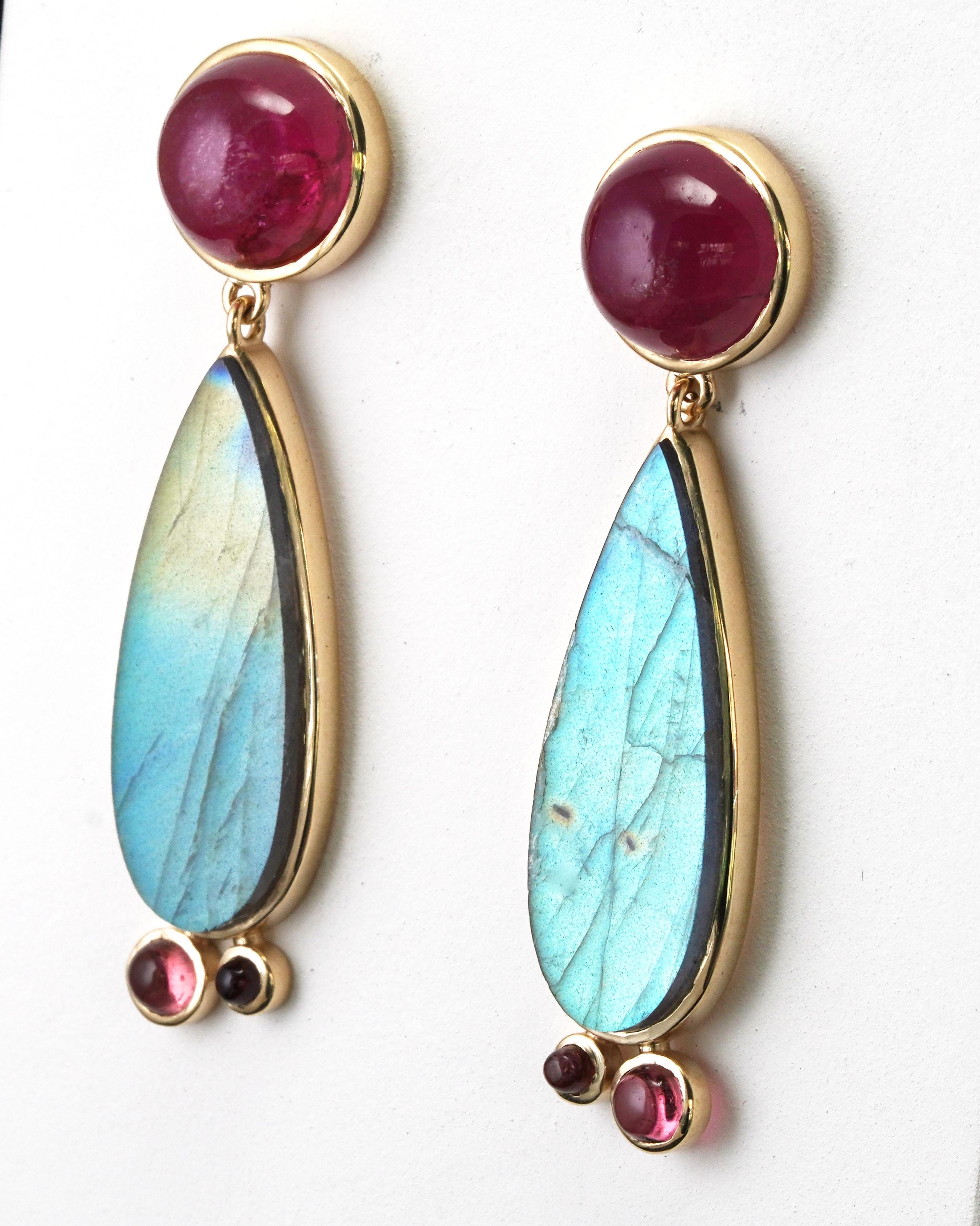 Ohrringe aus 14 Karat Gelbgold mit Turmalin, Rubellit und Labradorit
Gold kt: 14 
Goldfarbe: Gelb
Gesamtgewicht: 13,89 Gramm.
Länge: 53 mm.

Set mit:
- Turmalin
Schliff: Cabochon 
Farbe: Rubellit
Gesamtgewicht: 17,13 Karat
- Labradorit
Schliff: