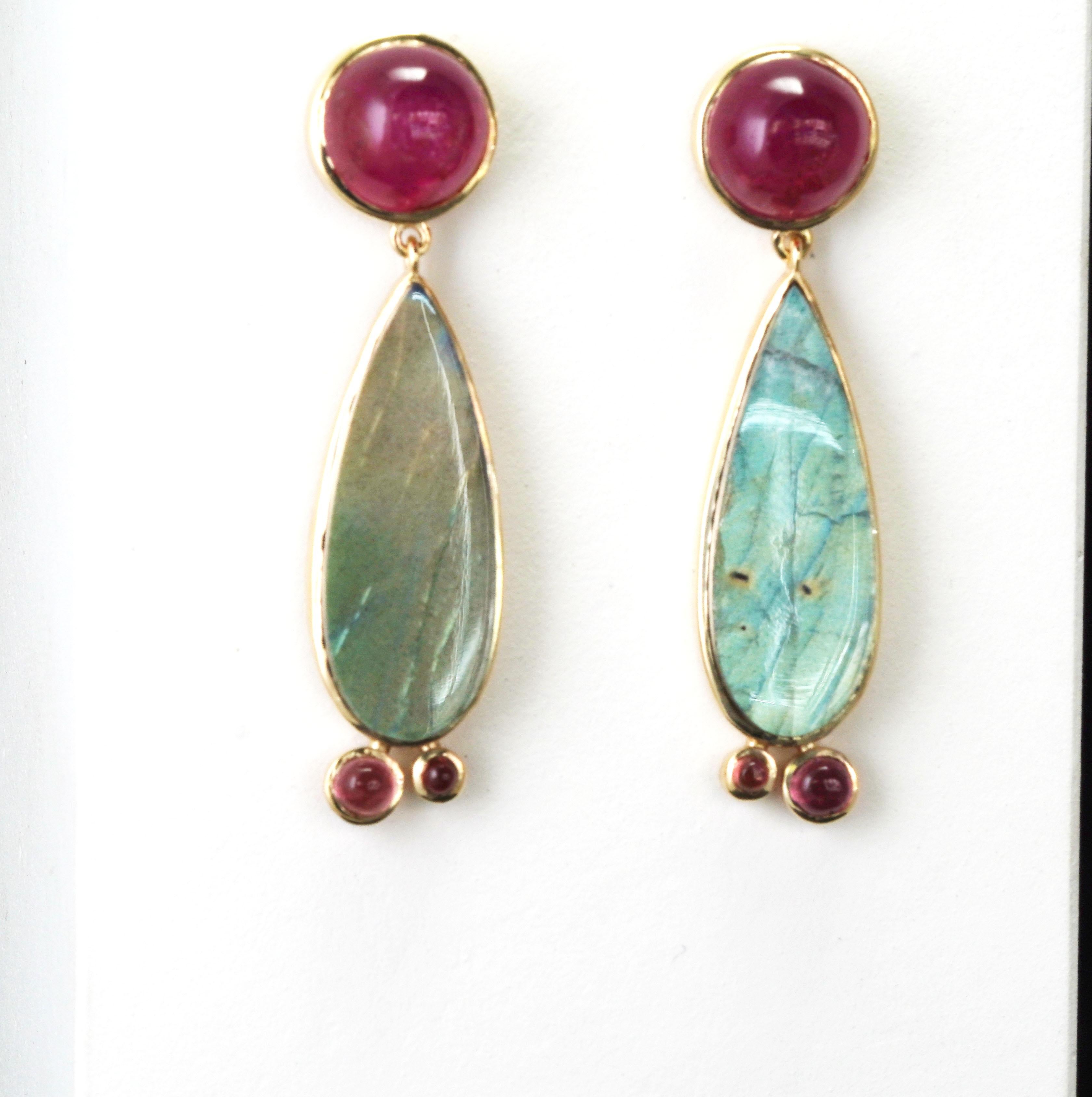 Ohrringe aus 14 Karat Gelbgold mit Turmalin, Rubellit und Labradorit (Cabochon) im Angebot