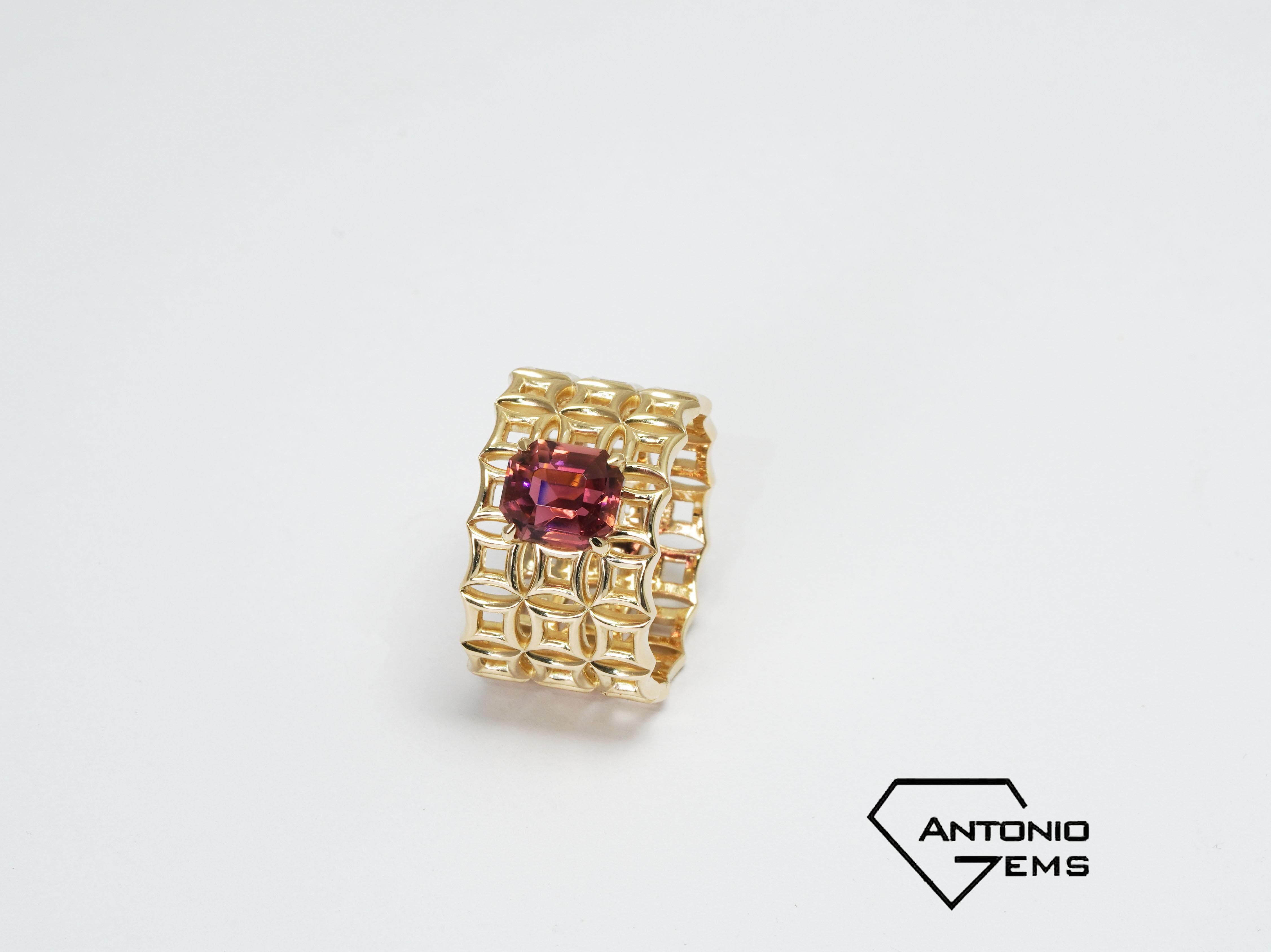 14 kt Yellow Gold ring with Tourmaline Rubellite 
Gold color: Yellow
Ring size: 7 1/2 US
Total weight: 8.03 grams

Set with:
- Tourmaline
Cut: Emerald
Weight: 1.99 ct.
Color: Rubellite