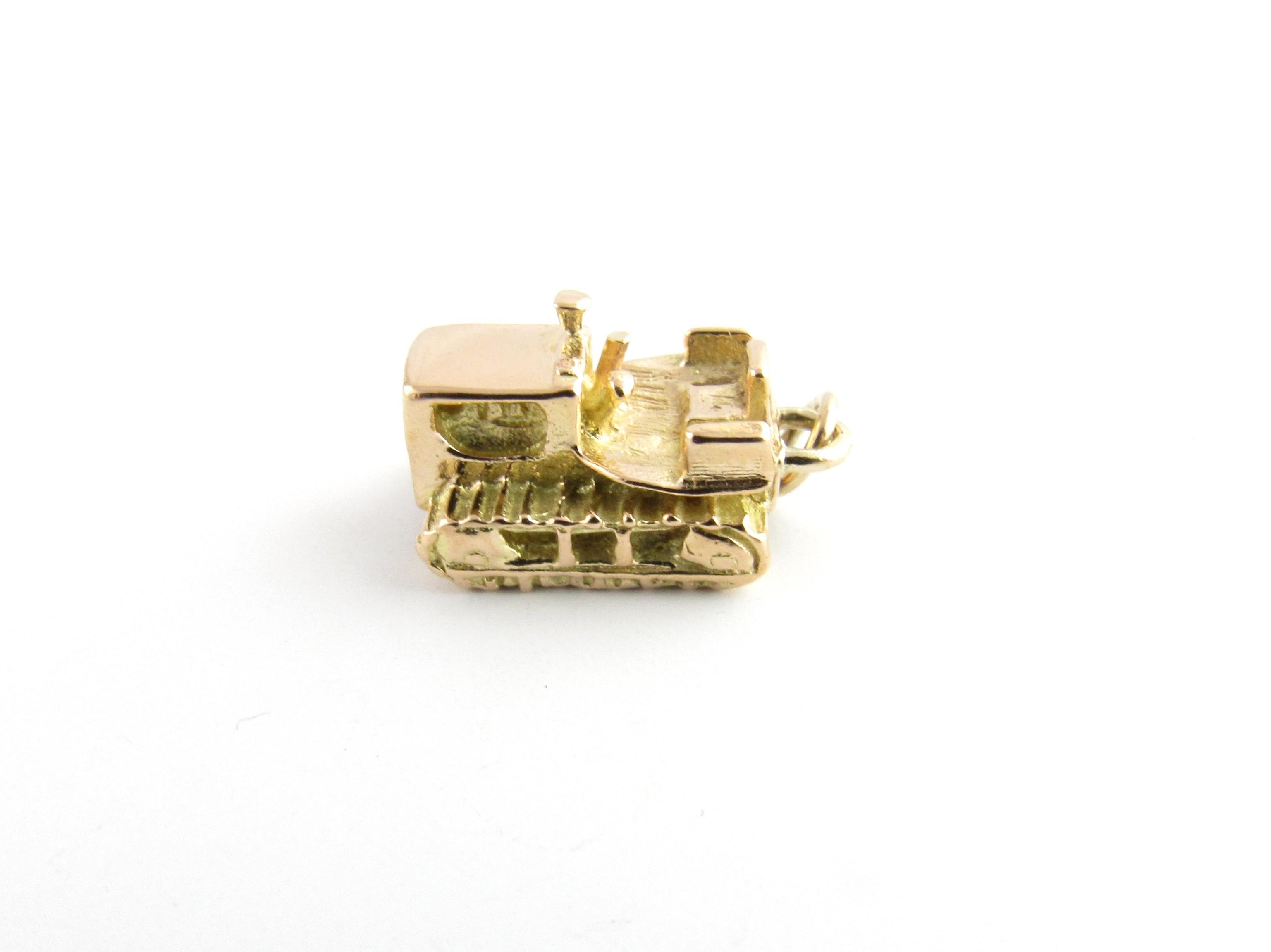 Vintage 14 Karat Yellow Gold Tractor Charm

Life is better on the farm!

This lovely 3D charm features a miniature tractor meticulously detailed in 14K yellow gold.

Size: 18 mm x 10 mm (actual charm)

Weight: 3.4 dwt. / 5.4 gr.

Acid tested for 14K