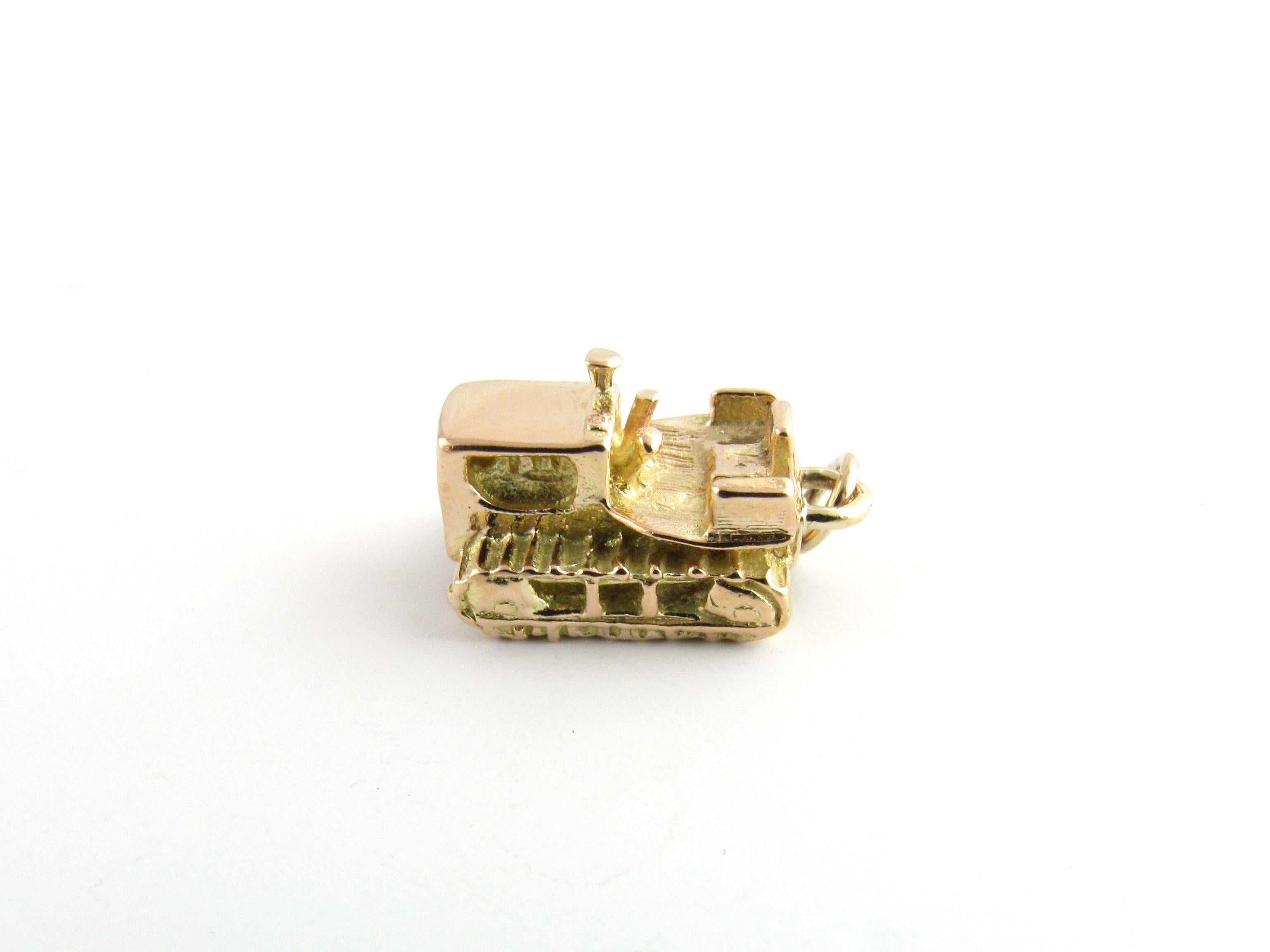 14 Karat Yellow Gold Tractor Charm In Good Condition In Washington Depot, CT