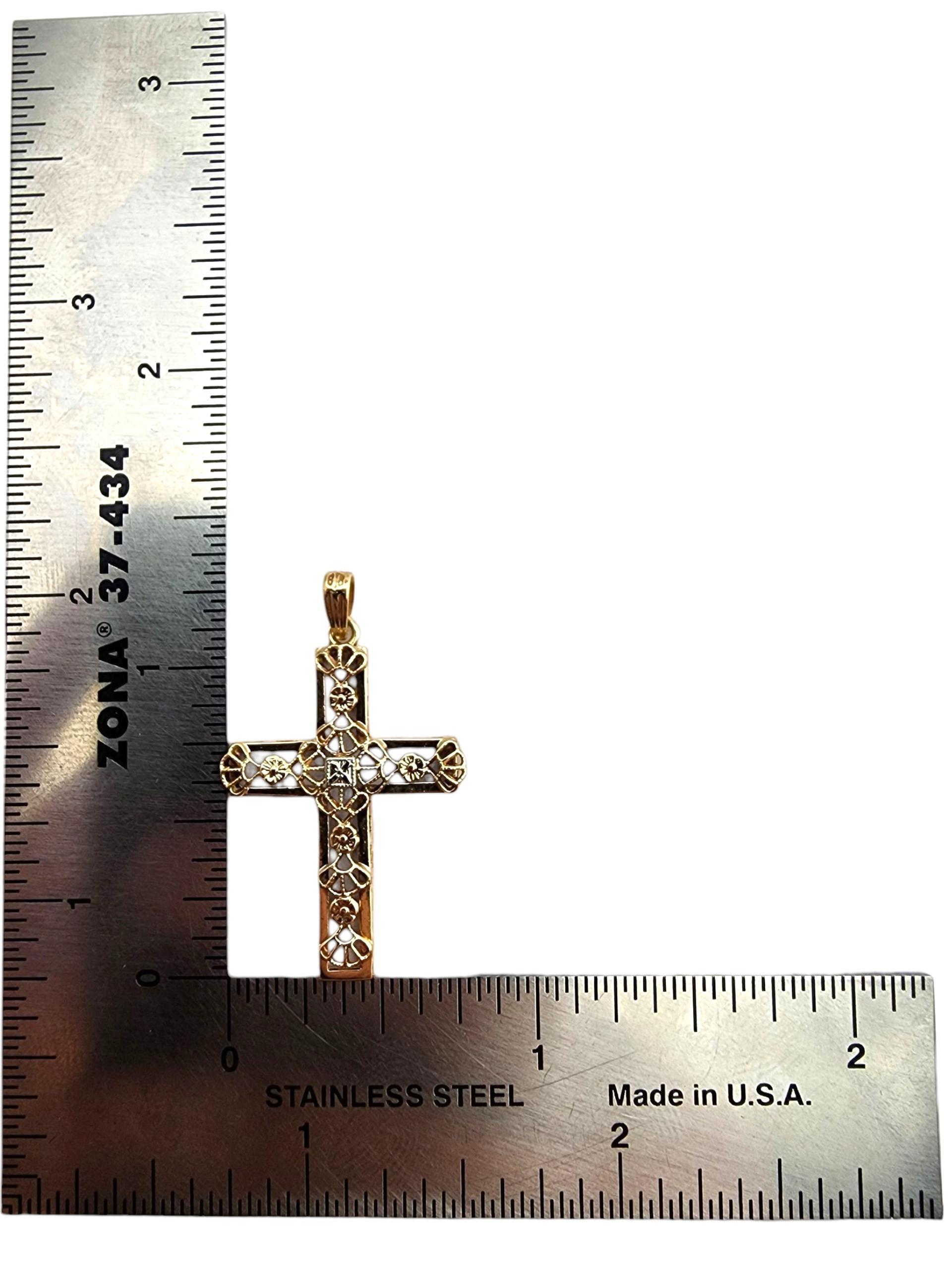 Pendentif croix filigranée en or jaune 14 carats #23689 en vente 5