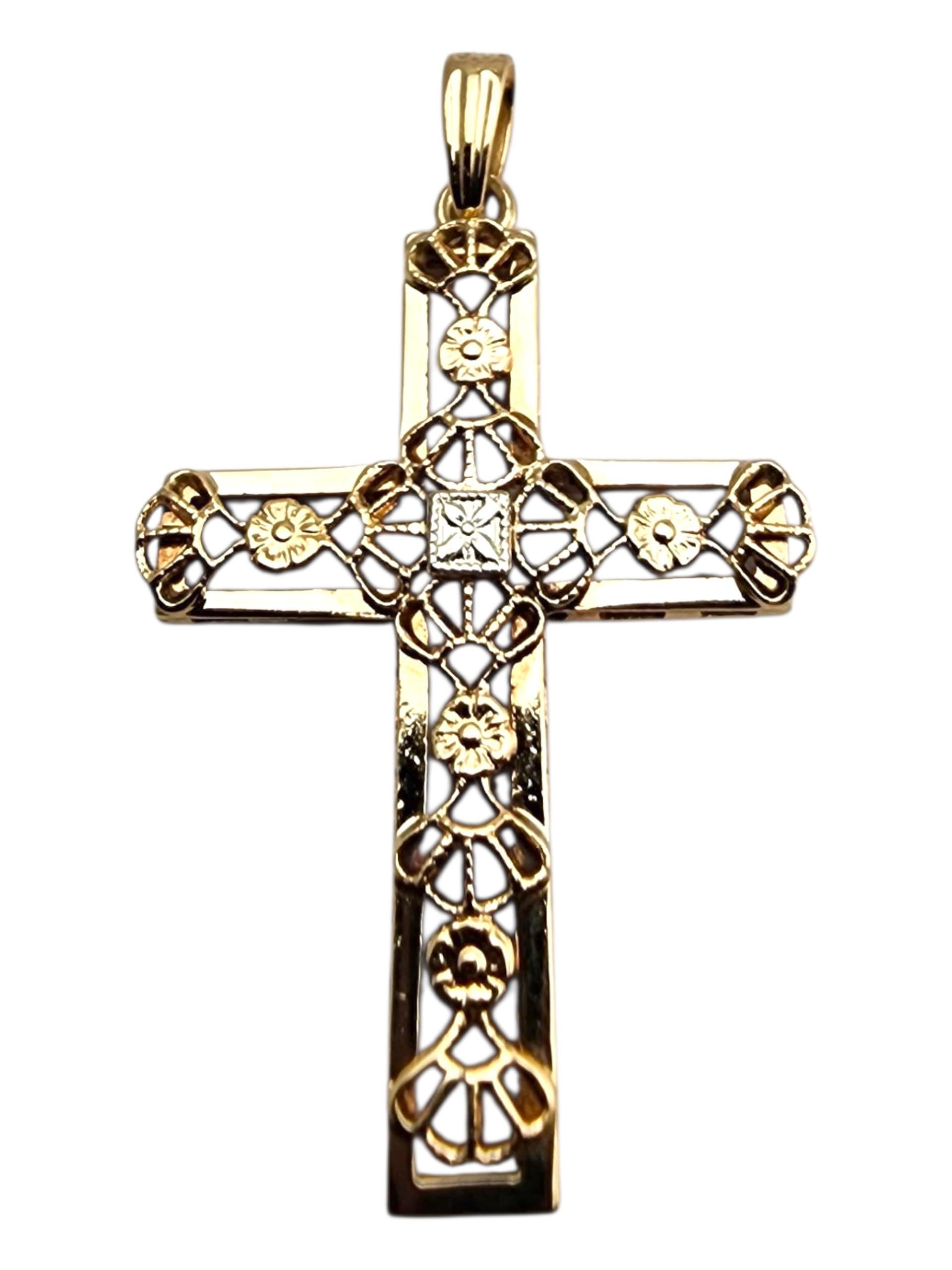 Pendentif croix filigrane en or jaune 14 carats tricolore

Ce pendentif croix en or 14 carats présente un étonnant design tricolore combinant l'or jaune, l'or blanc et l'or rose pour un aspect radieux et symbolique. Sa finition polie et ses détails