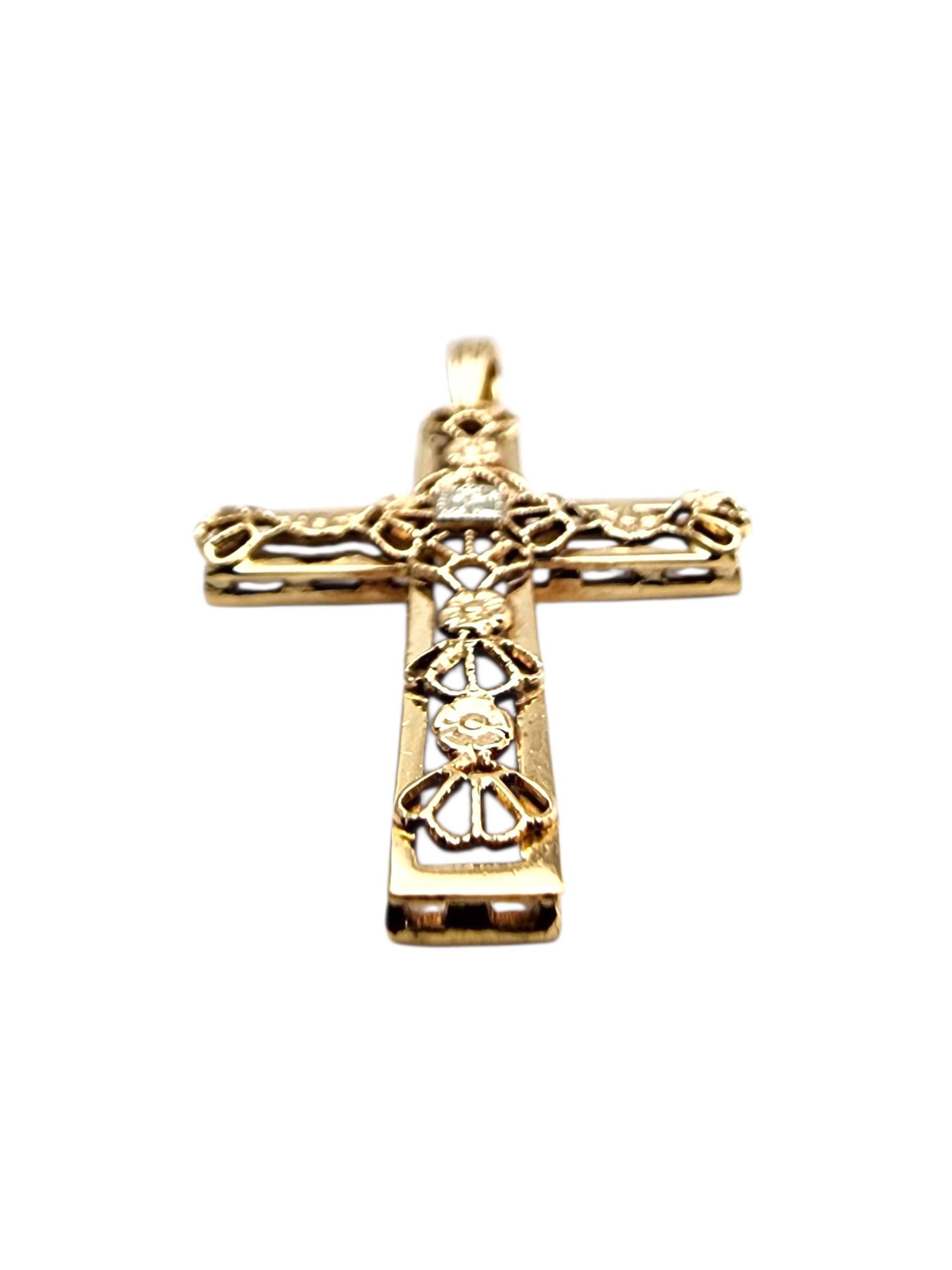 Contemporain Pendentif croix filigranée en or jaune 14 carats #23689 en vente