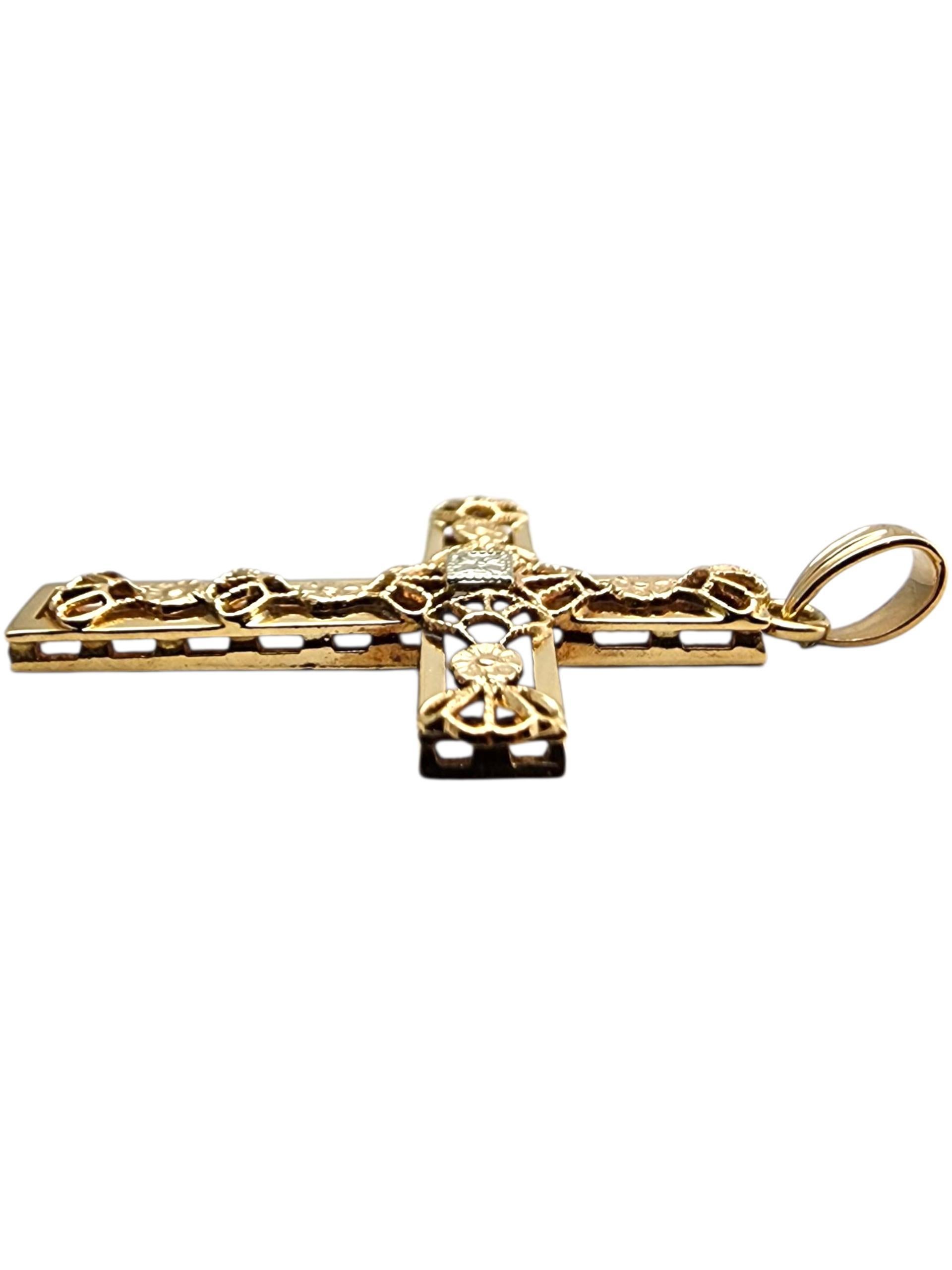 Pendentif croix filigranée en or jaune 14 carats #23689 Bon état - En vente à Washington Depot, CT