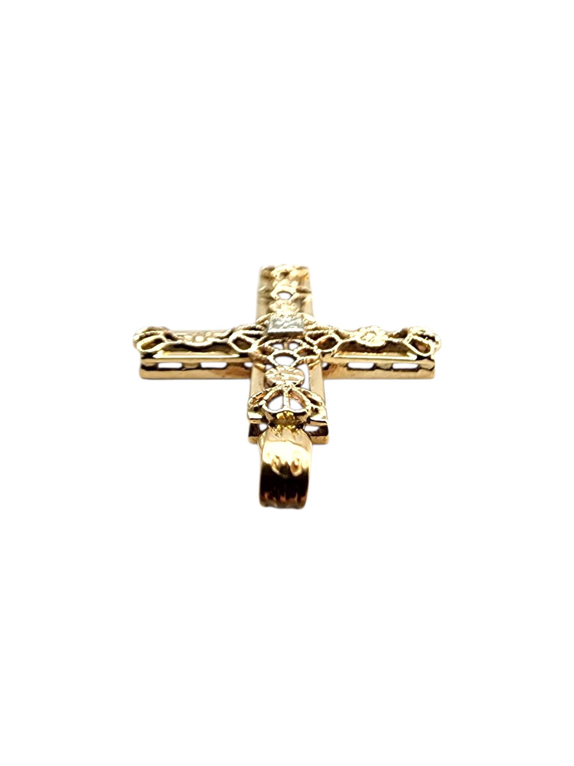 Pendentif croix filigranée en or jaune 14 carats #23689 Pour femmes en vente