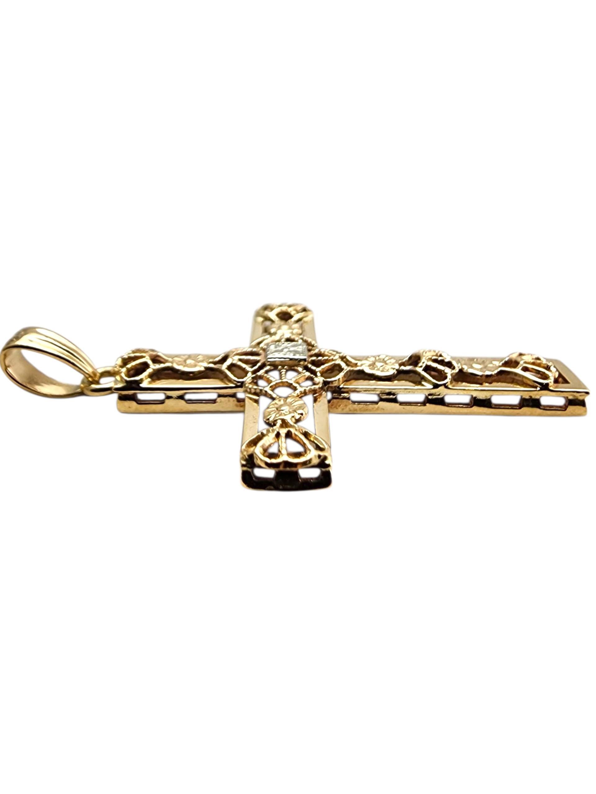 Pendentif croix filigranée en or jaune 14 carats #23689 en vente 1