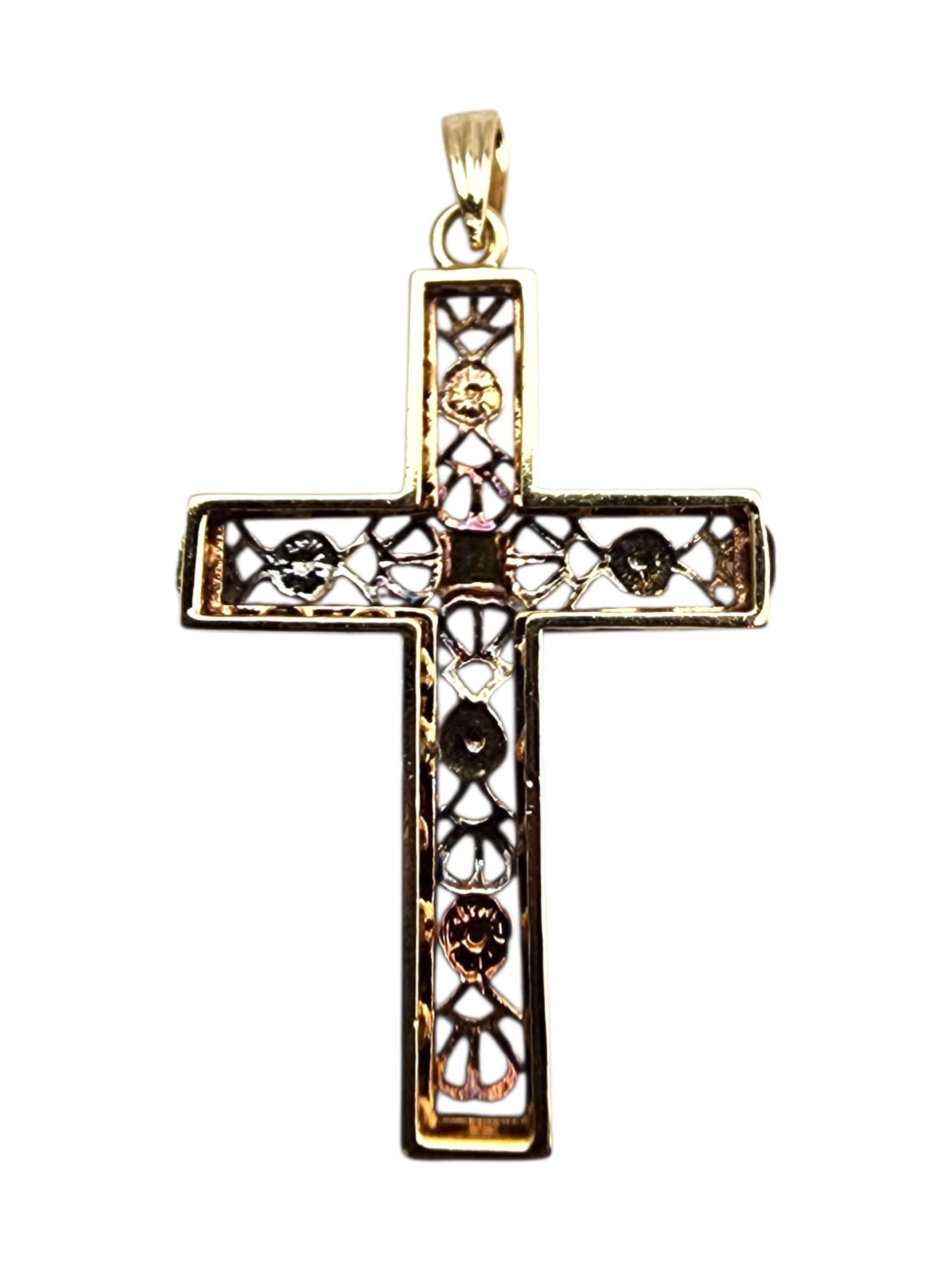 Pendentif croix filigranée en or jaune 14 carats #23689 en vente 2