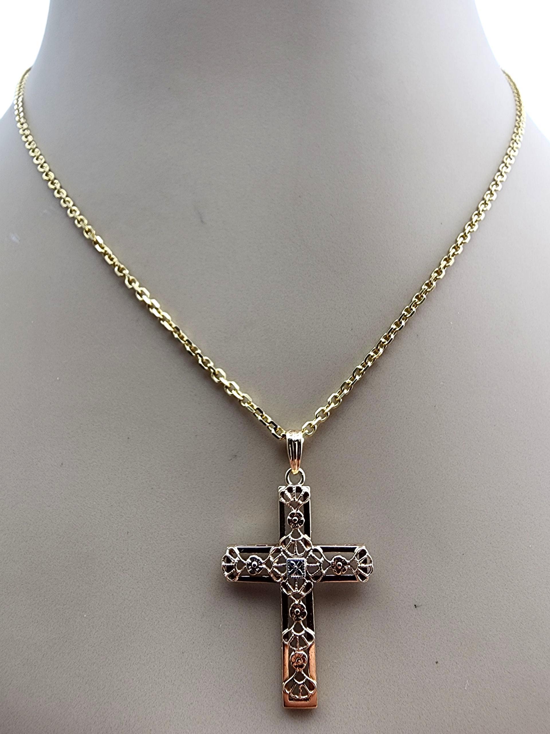 Pendentif croix filigranée en or jaune 14 carats #23689 en vente 3