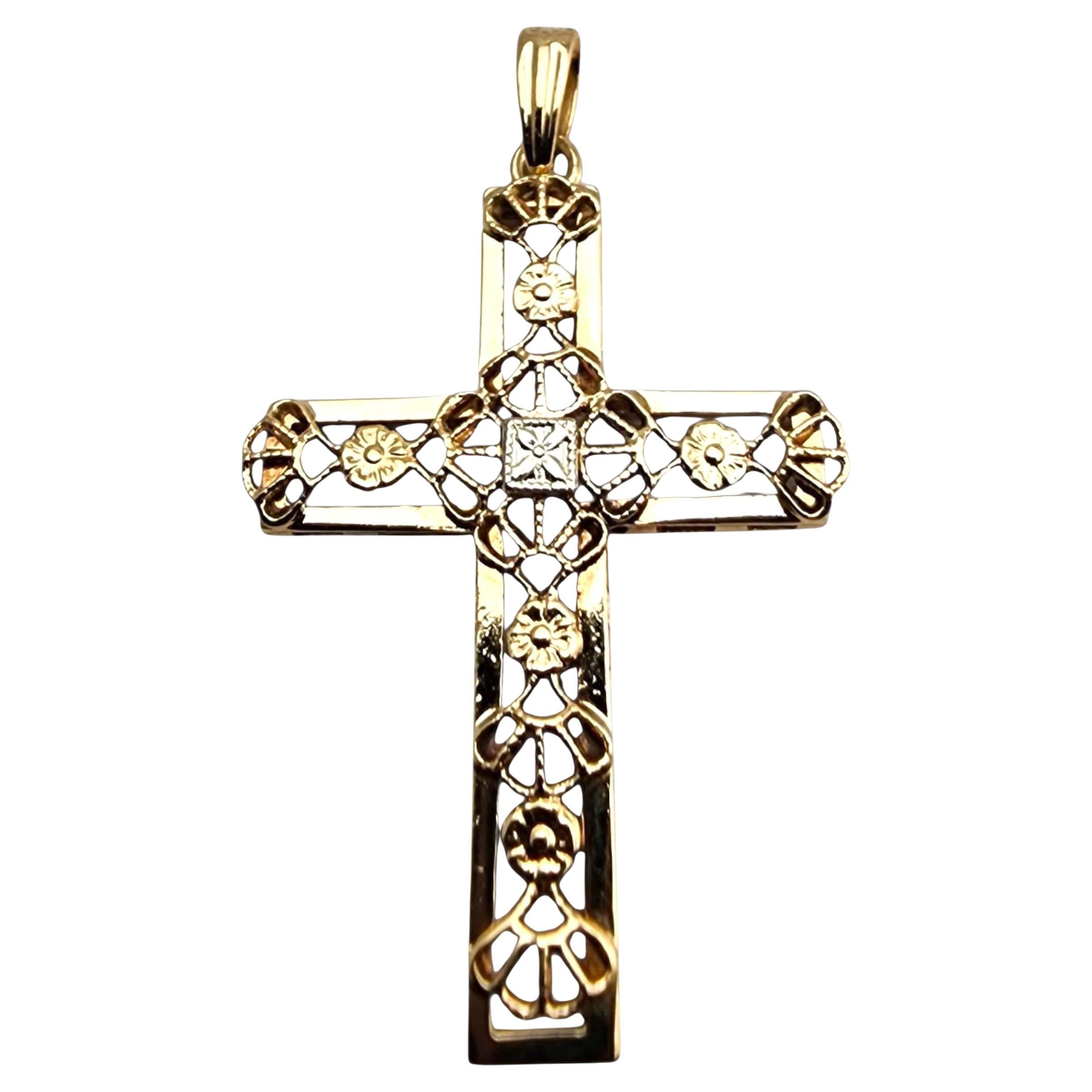Pendentif croix filigranée en or jaune 14 carats #23689