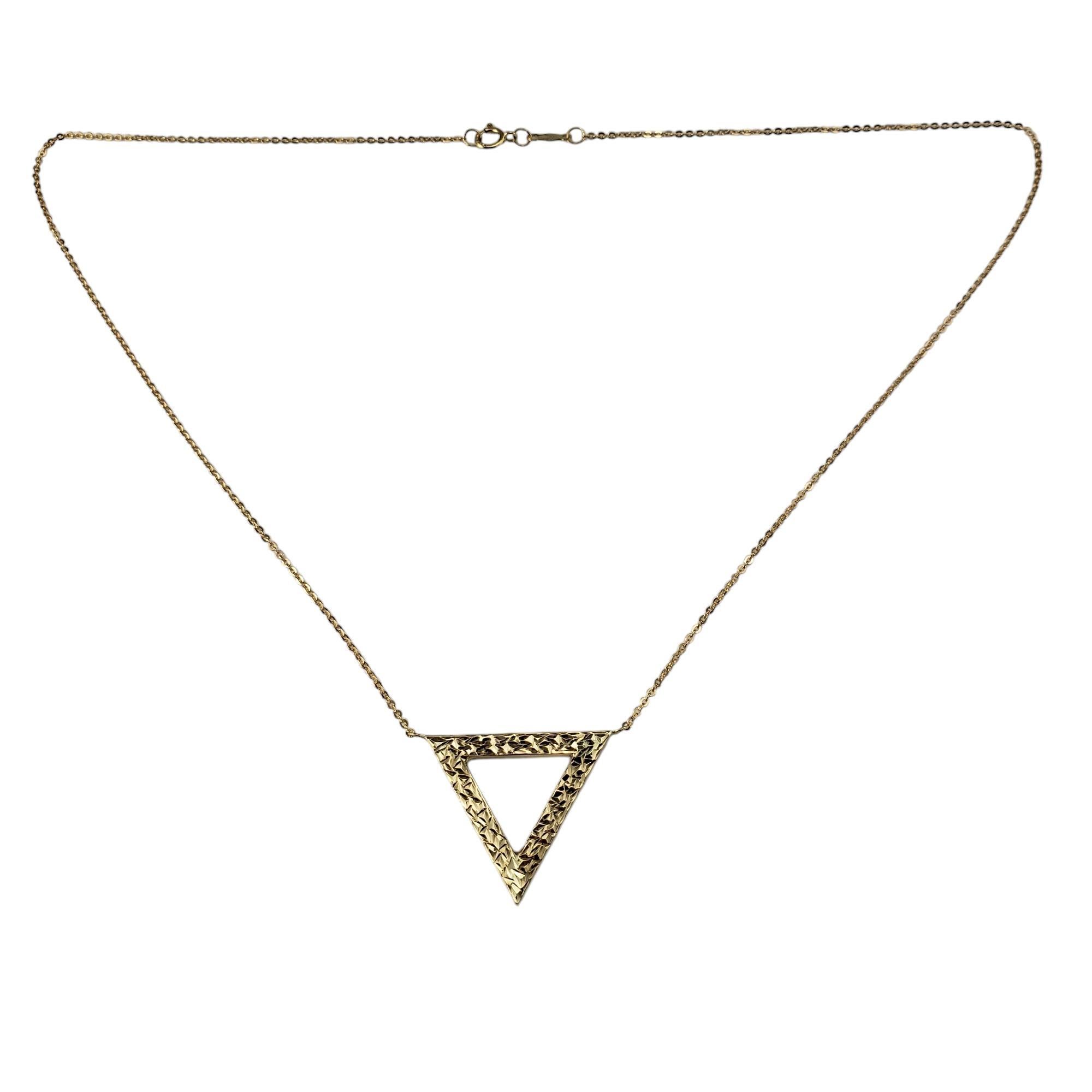 Collier à pendentif triangle en or jaune 14 carats-

Moderne et minimaliste, ce collier à pendentif triangulaire en or jaune 14K est un accessoire épuré qui respire l'élégance discrète.

Taille : 17 pouces (collier)
22 mm x 25 mm (pendentif)

Poids