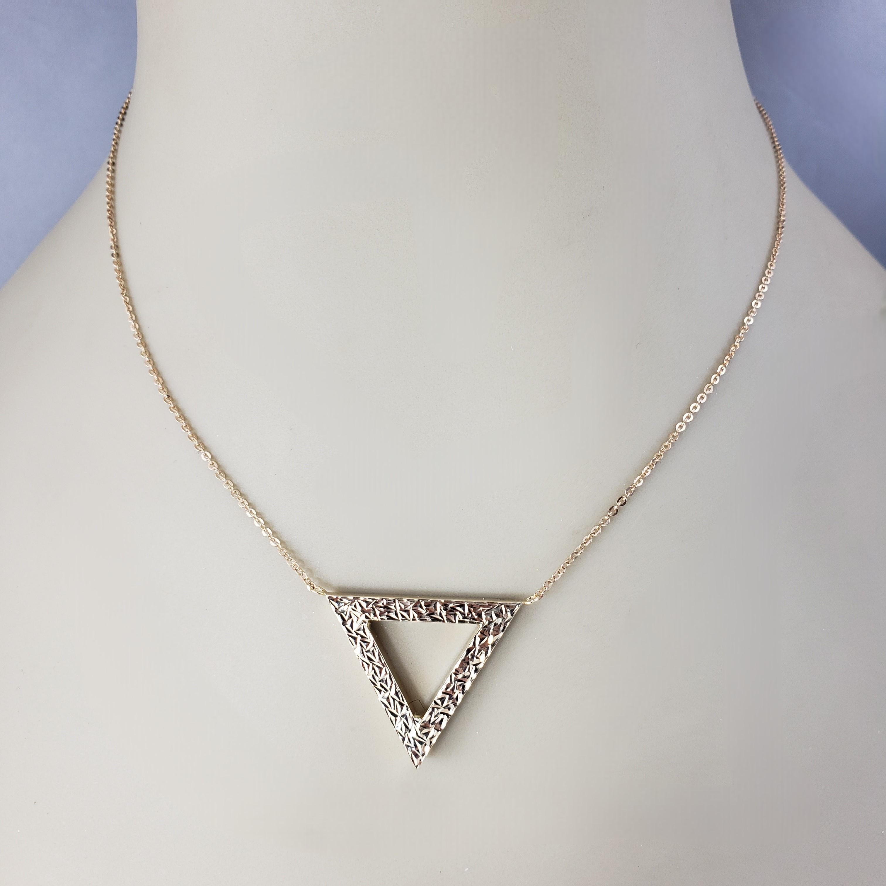 Collier pendentif triangulaire en or jaune 14 carats n° 20634 en vente 2