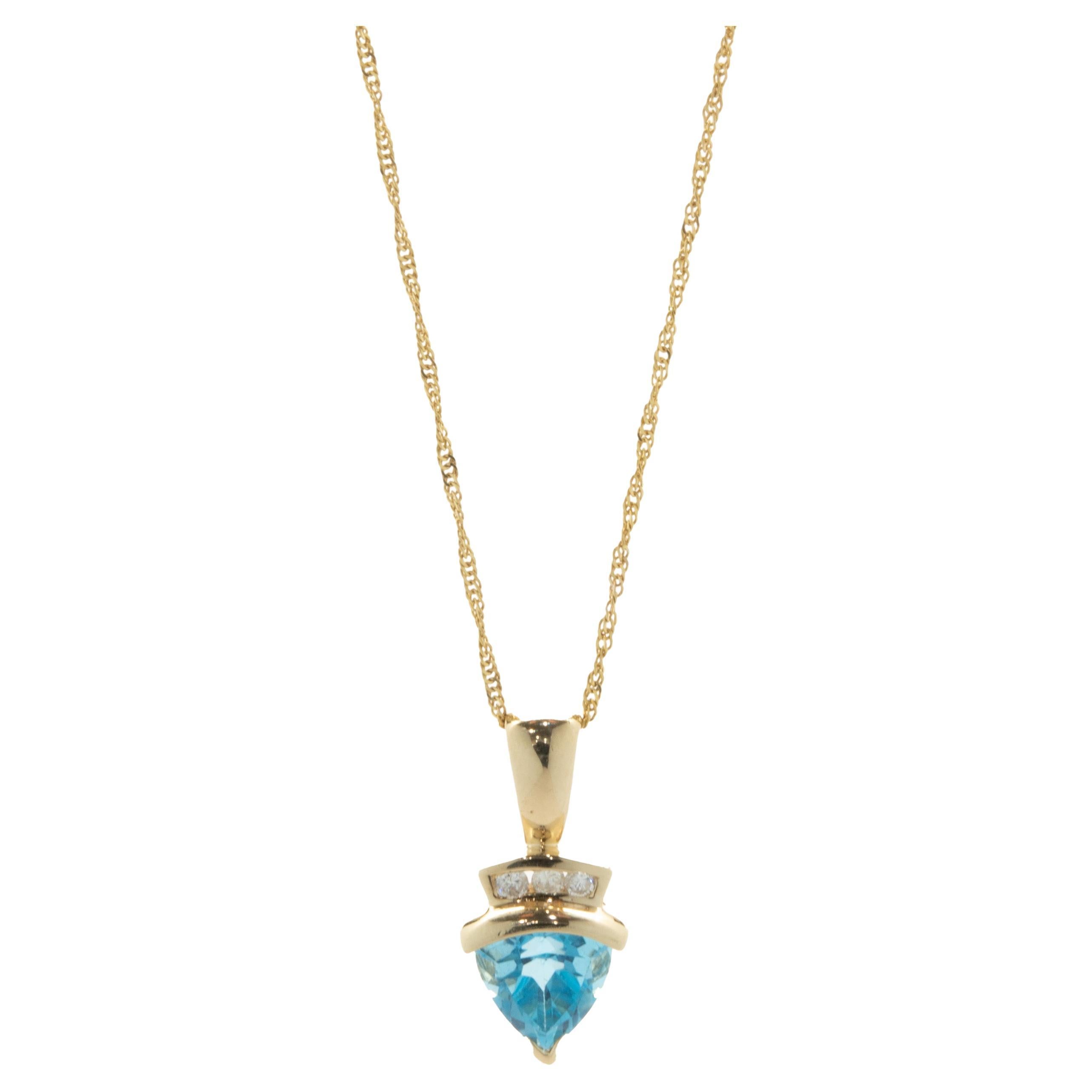 Collier en or jaune 14 carats avec topaze bleue taille trillion et diamants