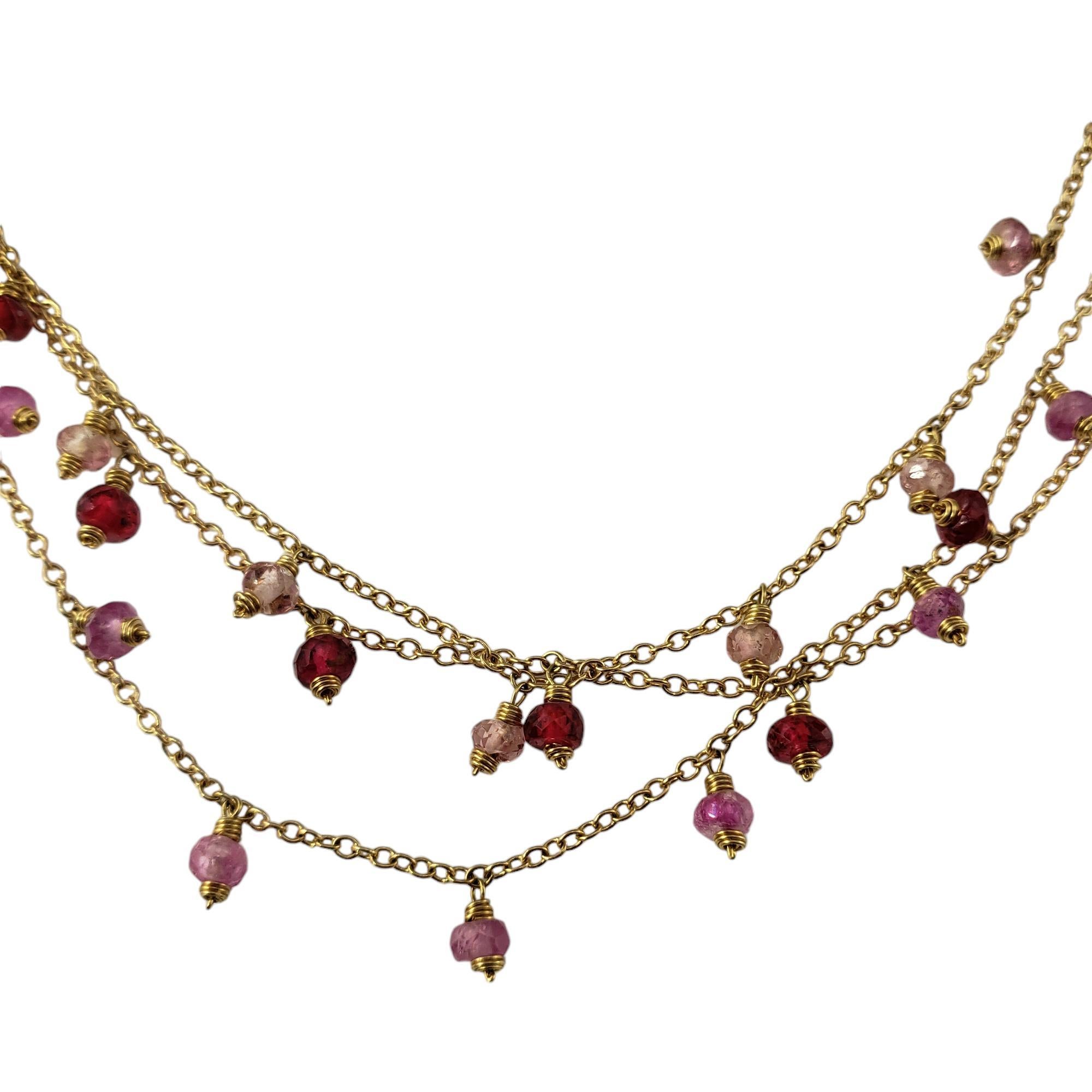 Collier de pierres précieuses en or jaune 14 carats à trois brins-

Cette belle pièce présente des saphirs roses naturels (rose moyen), des tourmalines roses (rose clair) et des spinelles synthétiques (rose foncé) sertis sur un collier à triple