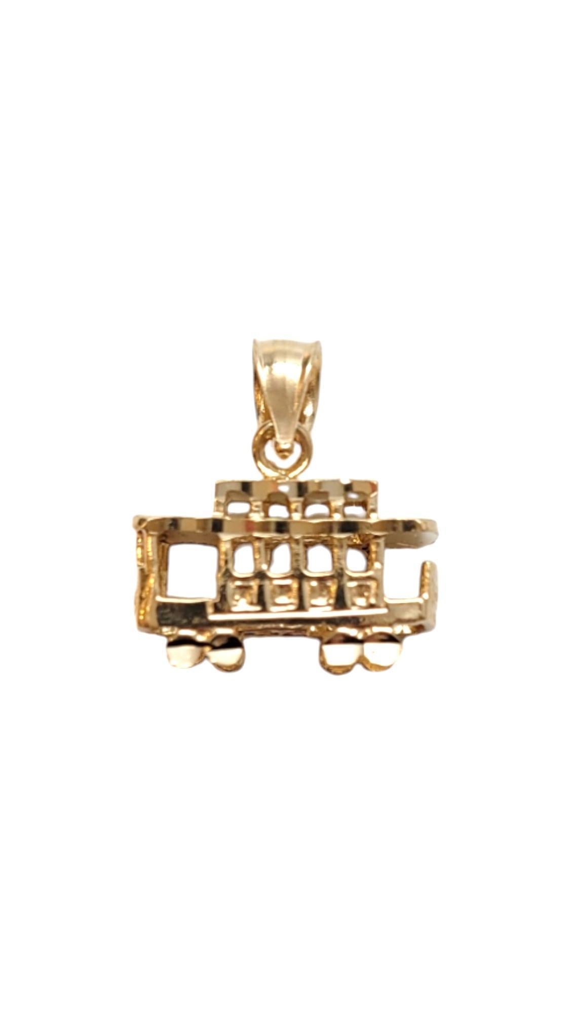Breloque Trolly en or jaune 14 carats-

Cette breloque de chariot en or jaune 14k est une représentation ludique et détaillée d'un tramway classique, avec un design finement travaillé et une finition polie.

Taille : 11.80mm X 15.17mm X
