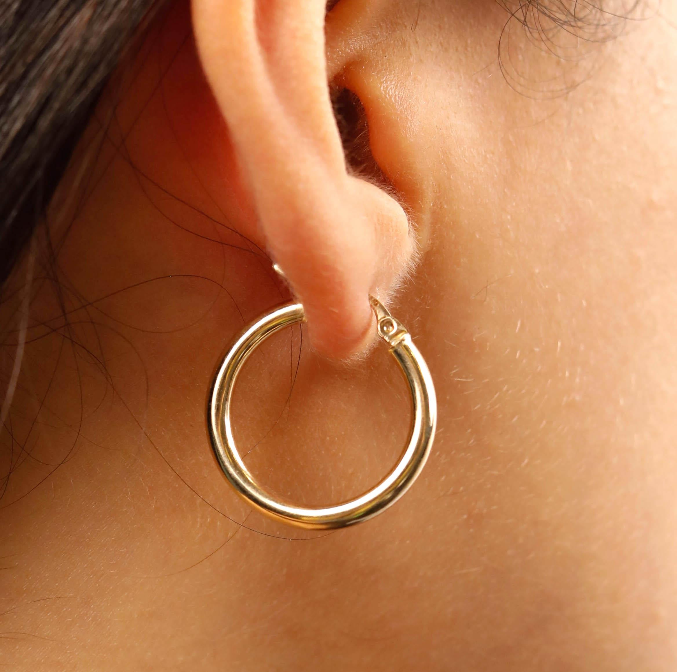 14 Karat Yellow Gold Tube Hoop Earrings In New Condition In New York, NY