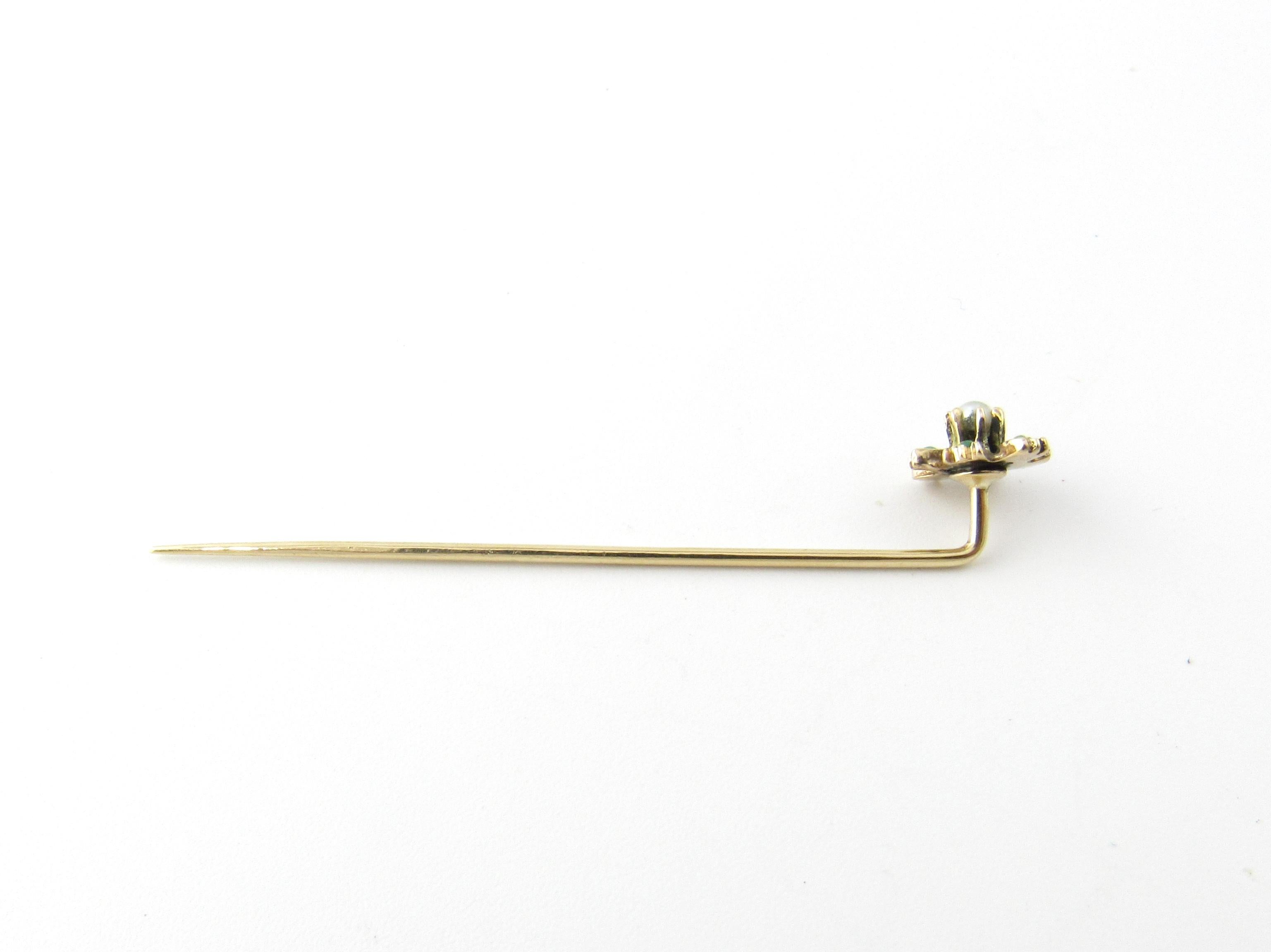 Vintage 14 Karat Yellow Gold Turquoise and Seed Pearl Stick Pin

This elegant stick pin features a beautifully detailed flower (8 mm) decorated with six blue turquoise stones and one 2 mm seed pearl set in classic 14K yellow gold.

Size: 50 mm x 8