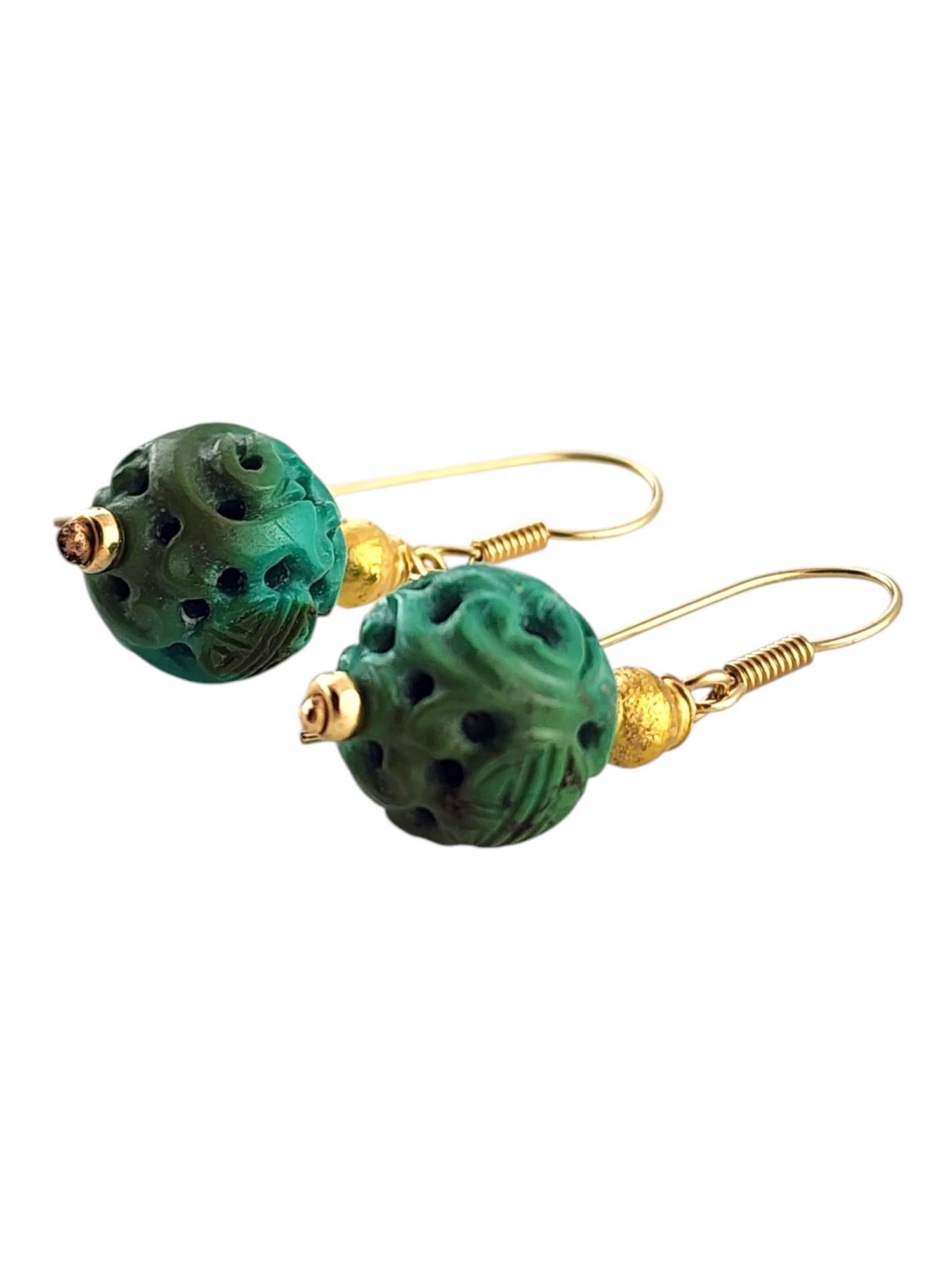 14 Karat Gelbgold Türkis geschnitzt Bead Dangle Earrings

Diese wunderschönen Ohrringe aus 14 Karat Gelbgold sind mit zwei geschnitzten Türkisperlen versehen!

Größe: 41,60 mm x 13,35 mm x 13,09 mm

Gewicht: 4,31 dwt/ 6,71 g

Punze: 14K

Sehr guter