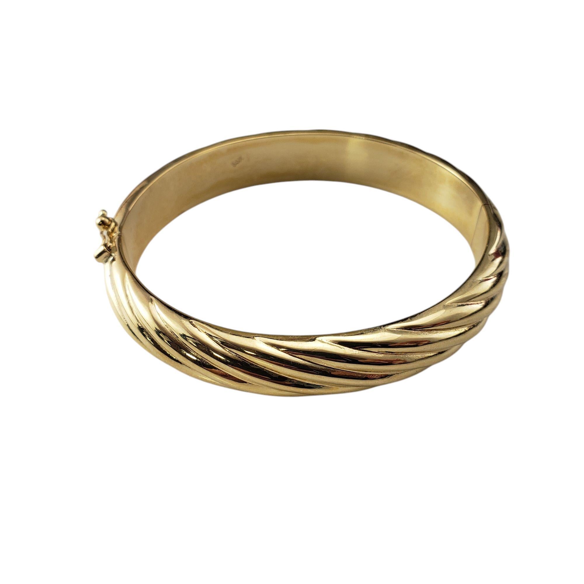 Bracelet torsadé en or jaune 14 carats-

Ce bracelet élégant présente un design torsadé classique réalisé en or jaune 14 carats magnifiquement détaillé. Fermeture à charnière. Largeur : 11 mm.

Taille : 6.75 pouces

Poids : 9.6 dwt./ 14.9