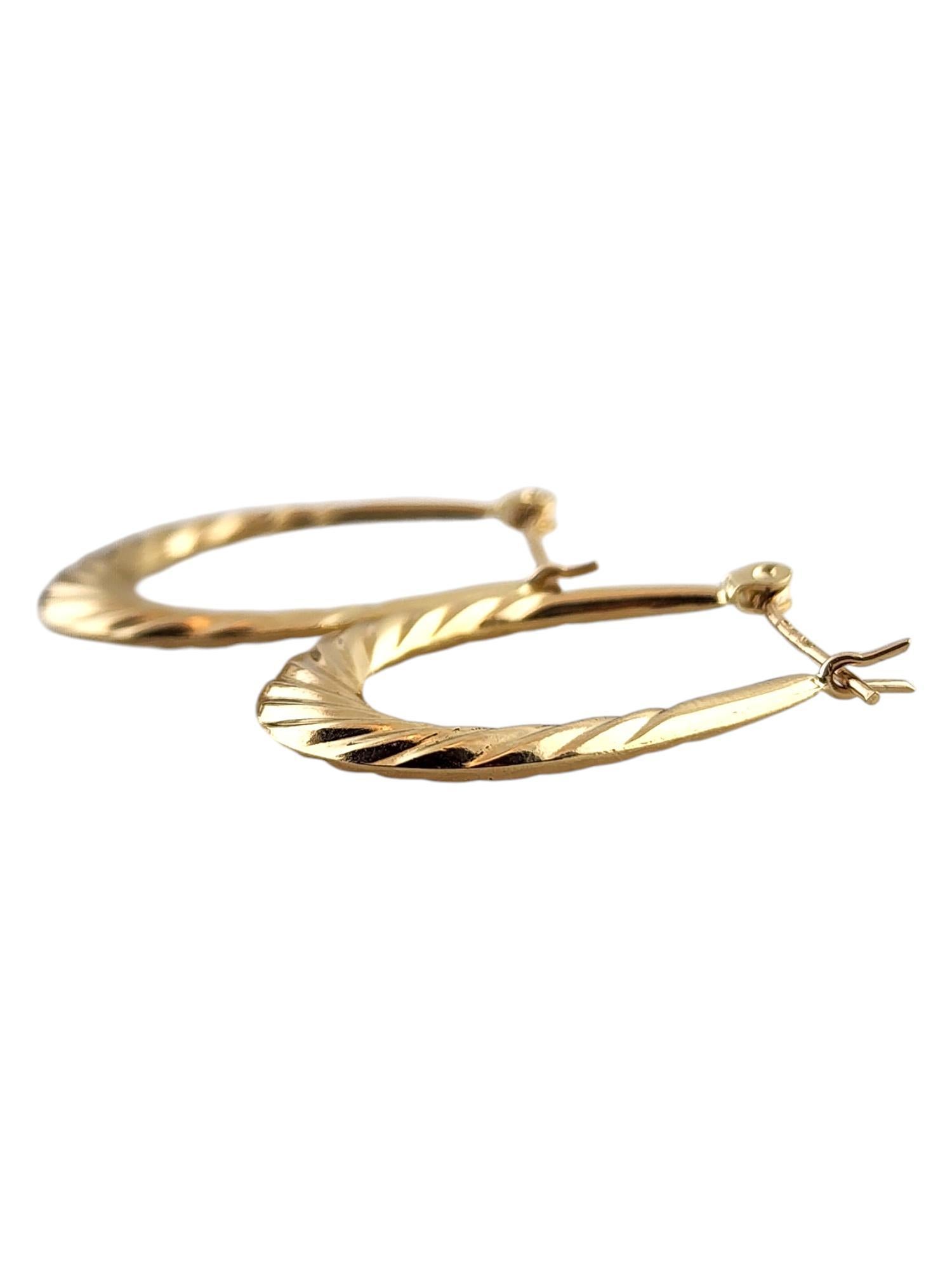 Pendientes de aro ovalados Twist Cable de oro amarillo de 14 quilates

Este precioso juego de pendientes de aro está meticulosamente elaborado en oro amarillo de 14 quilates con un precioso diseño de cable trenzado.

Tamaño: 24,75 mm X 16,2 mm X