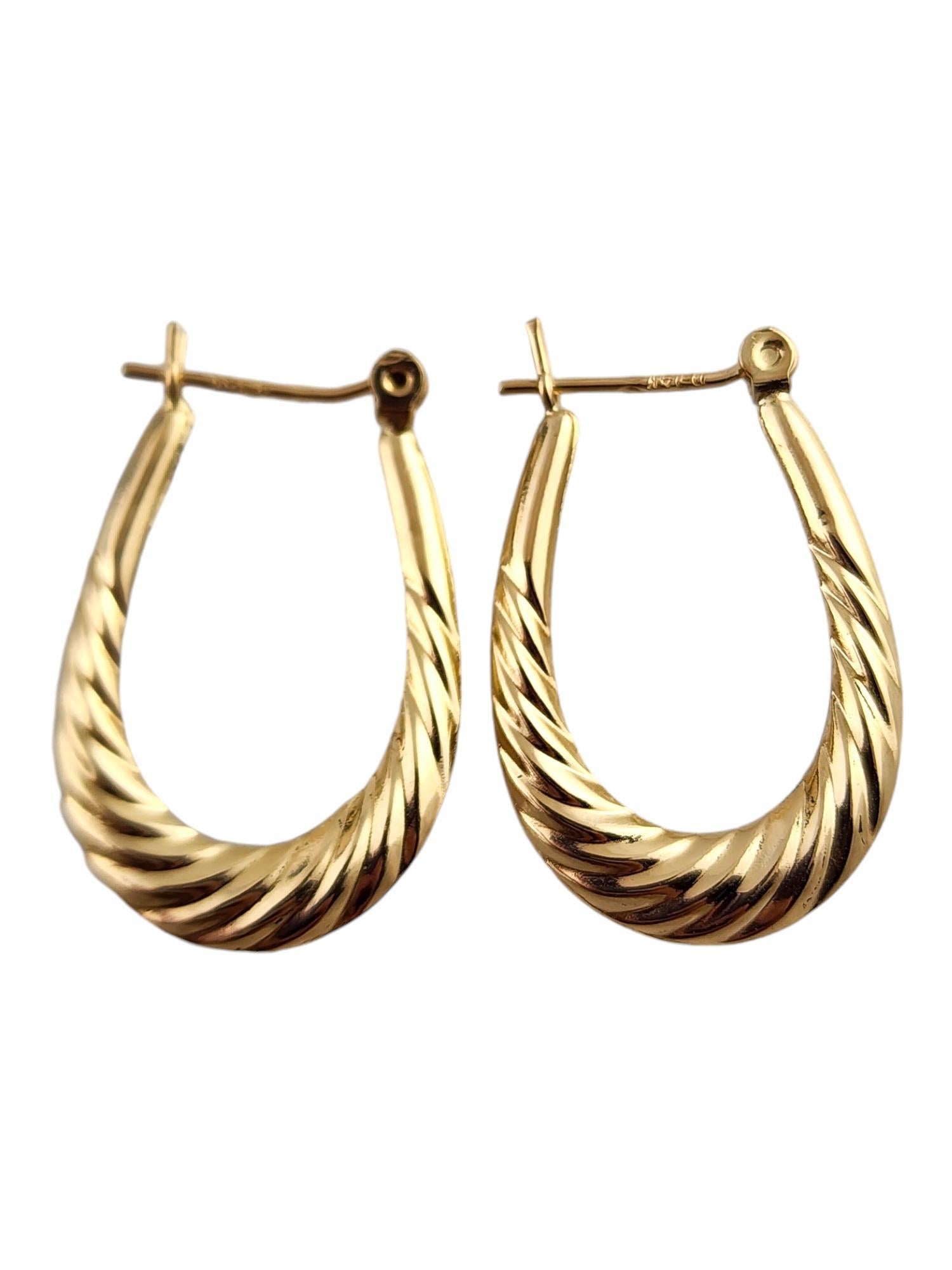 Pendientes de aro ovalados con cable retorcido de oro amarillo de 14 quilates #18782 en Bueno estado para la venta en Washington Depot, CT
